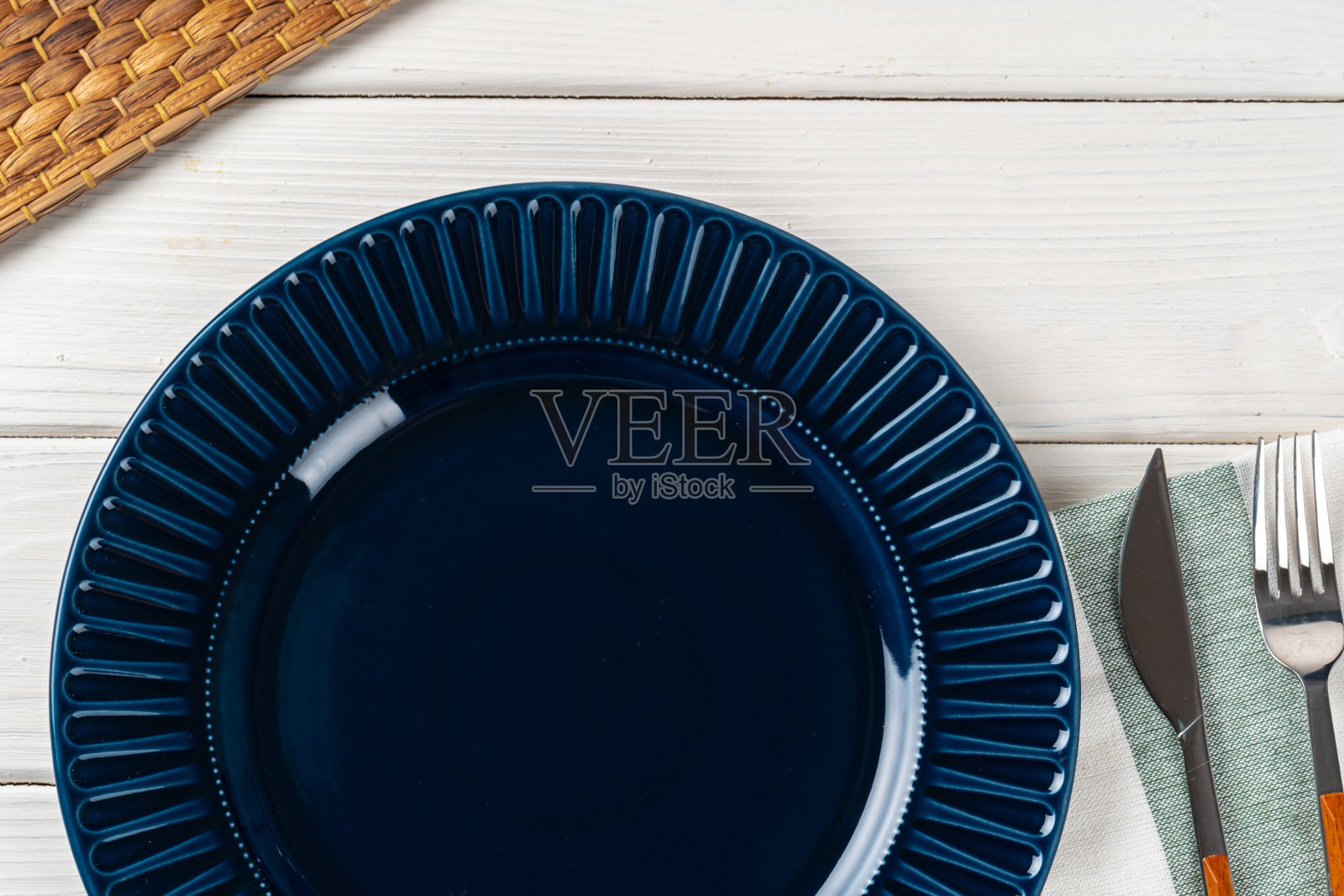 深蓝色的陶瓷盘与餐具接近照片摄影图片