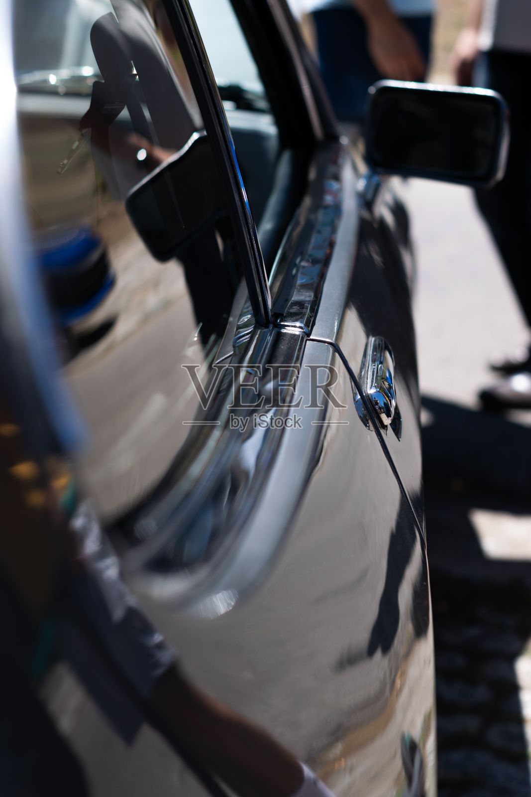 垂直侧视图的黑色经典车停在门外与门把手的焦点照片摄影图片