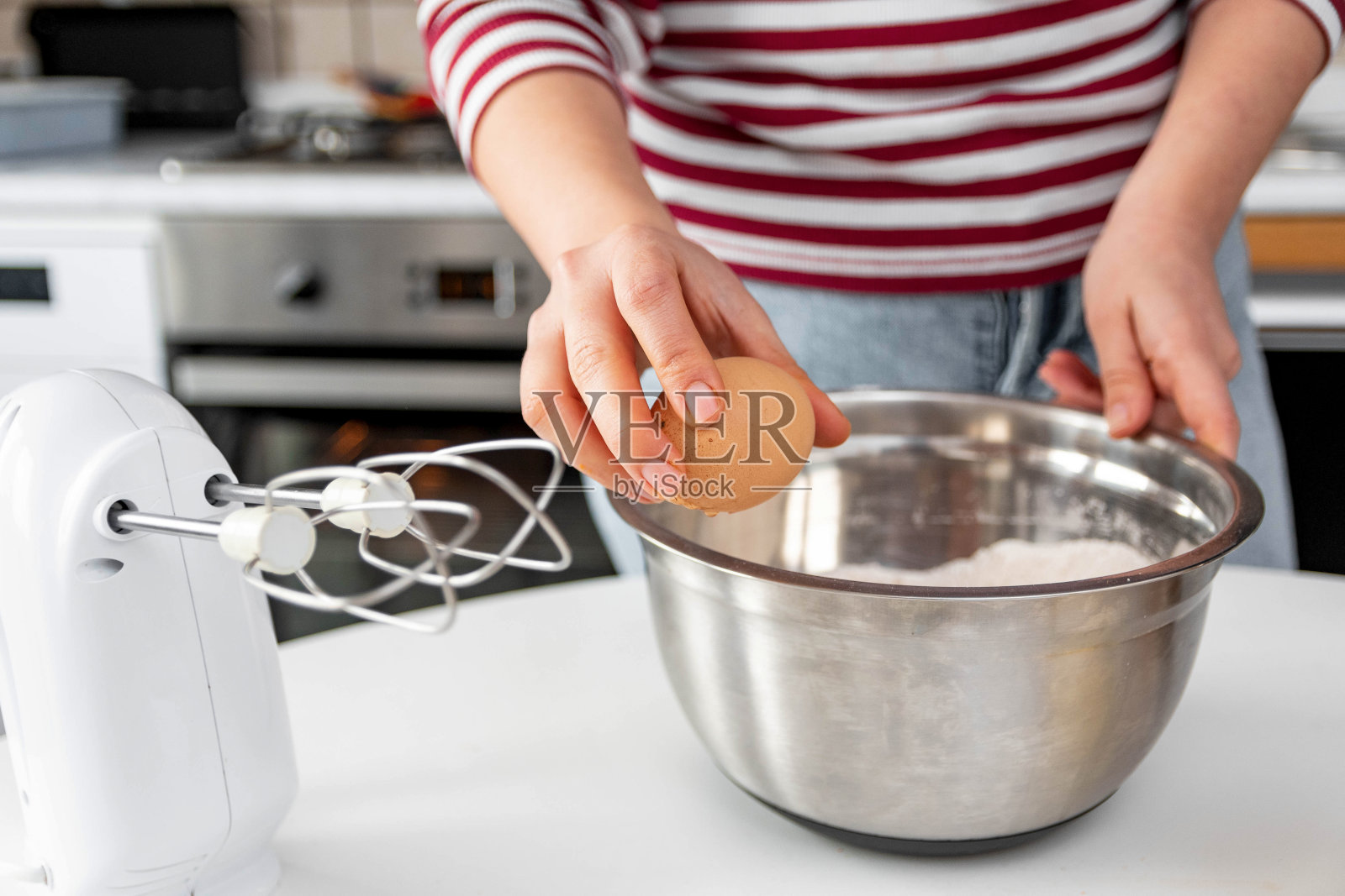 一个女人把鸡蛋打到碗里的特写镜头照片摄影图片