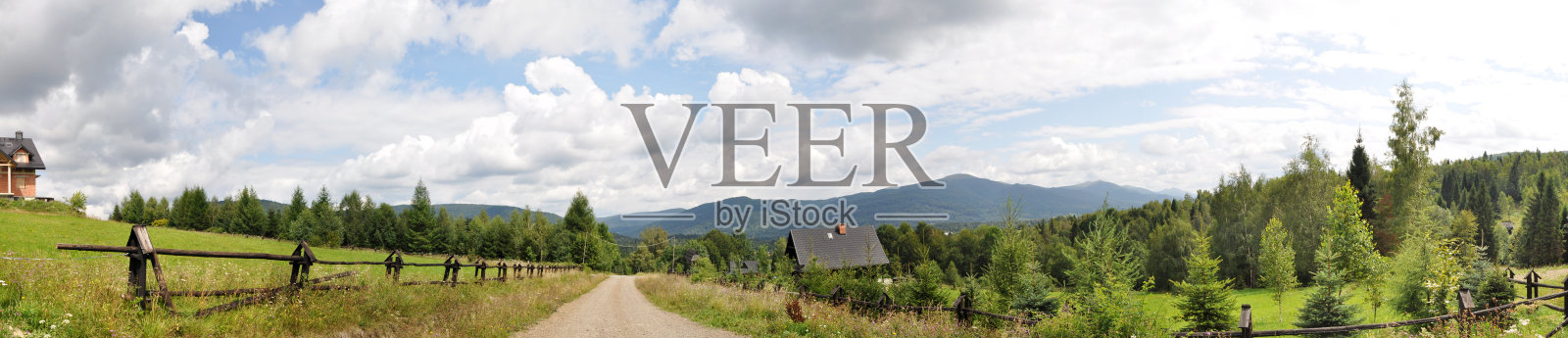 Bieszczady山脉全景图，Bieszczady国家公园，通往山峰的空旷道路照片摄影图片