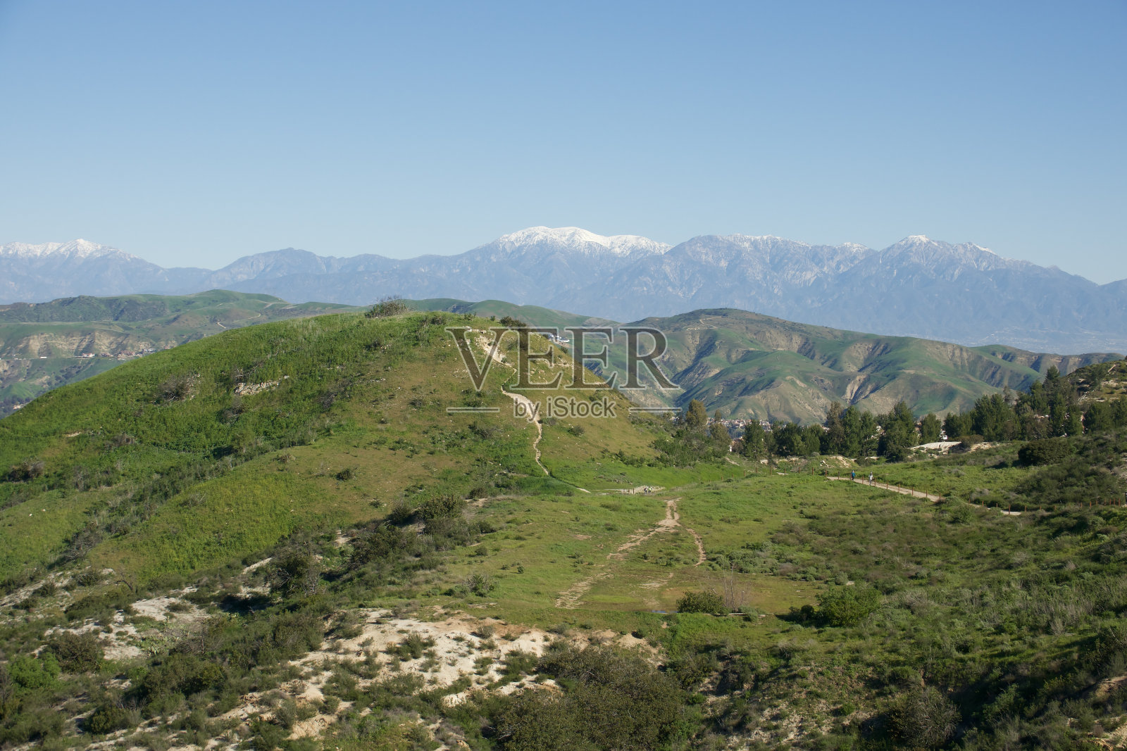 以雪山为背景的威尔峡谷小径照片摄影图片