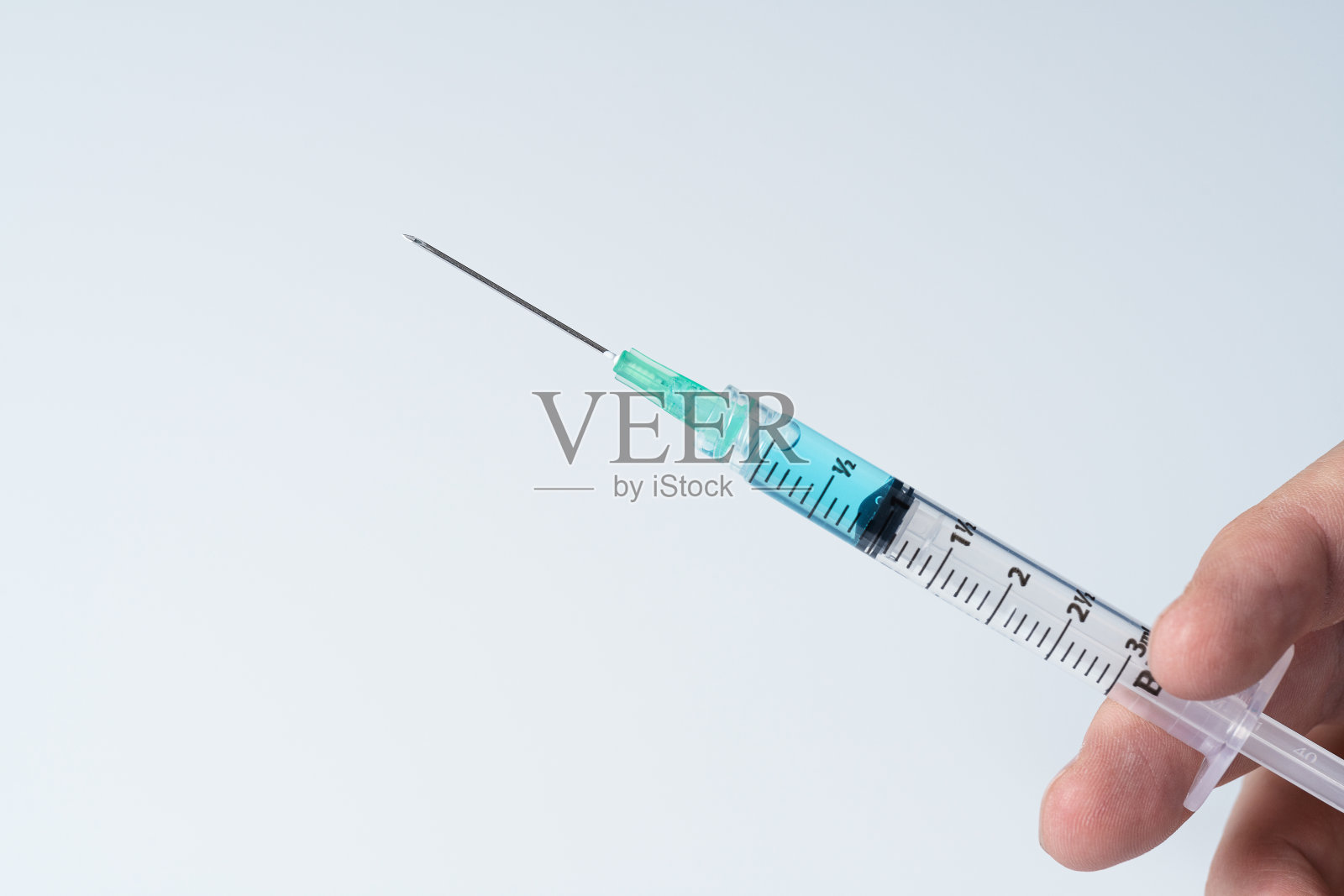 男子的手握注射器孤立的白色背景照片摄影图片