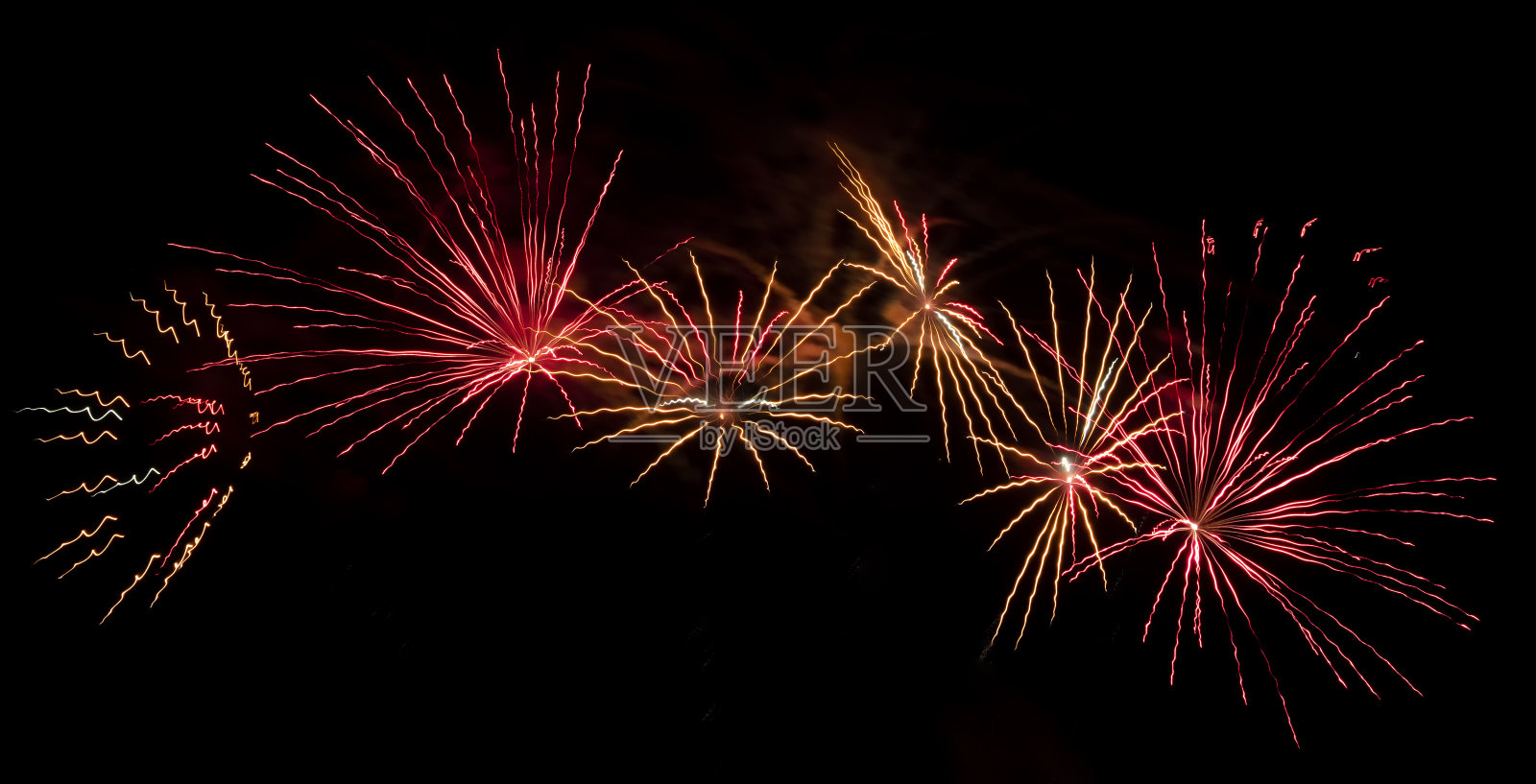 明亮的节日烟花映衬着夜空。烟花节日里的火红花朵。照片摄影图片