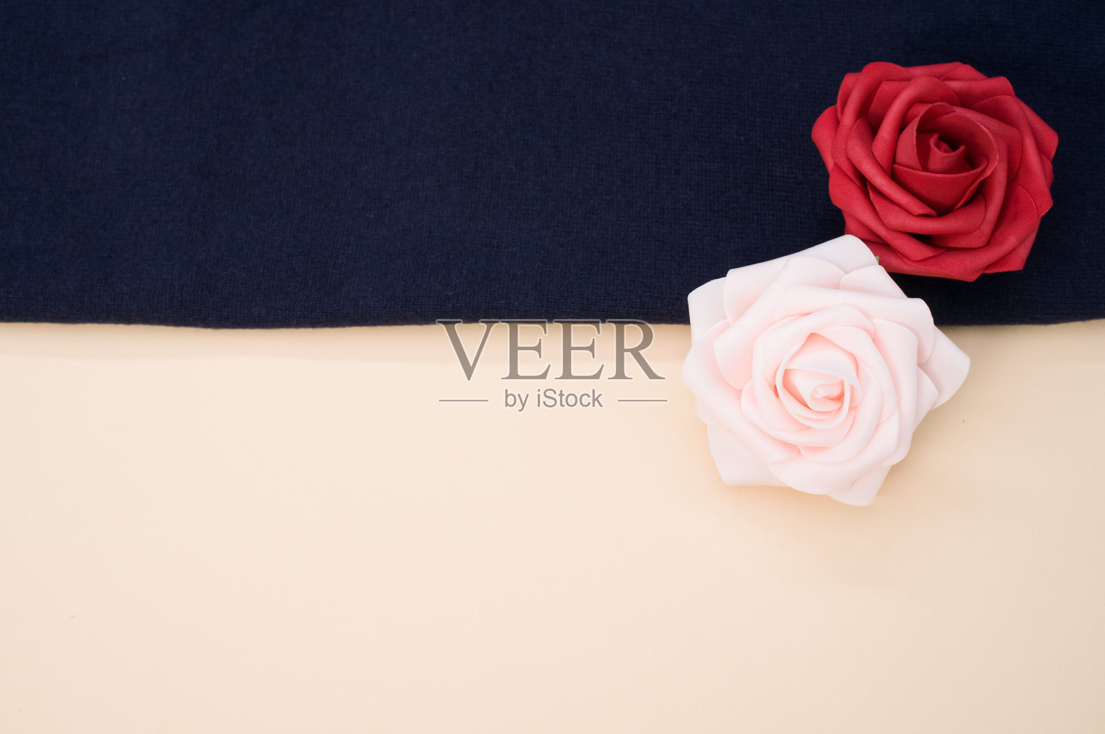 玫瑰的顶部视图从缎带上的蓝色布照片摄影图片