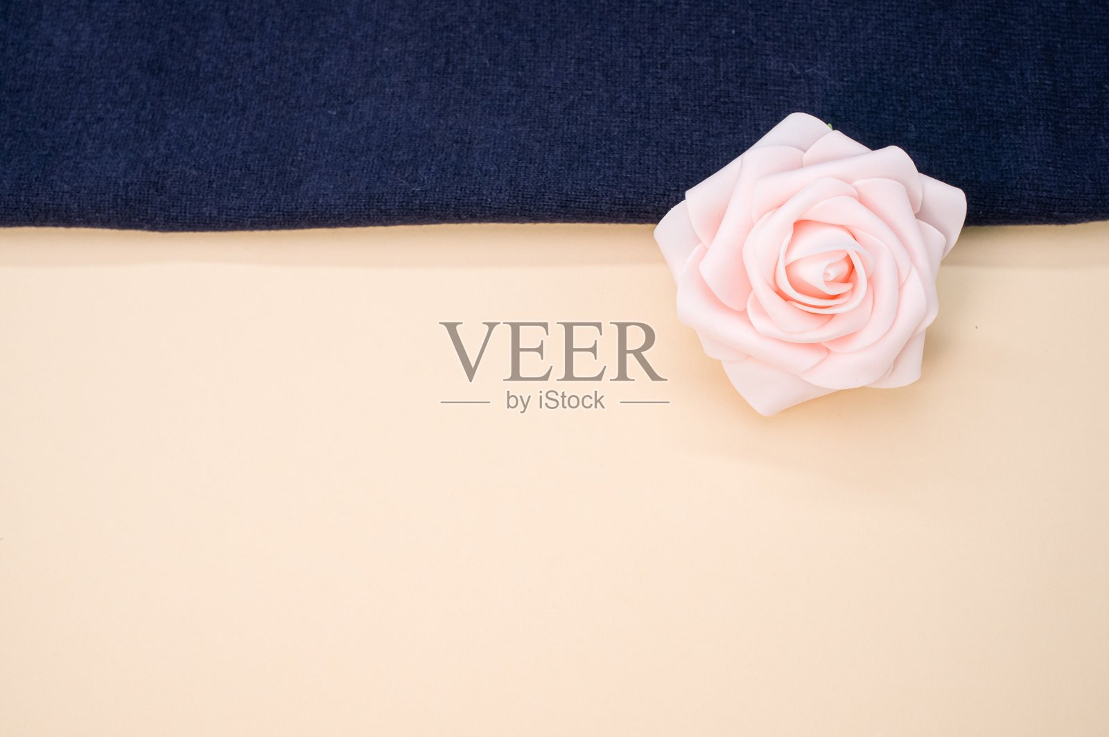 顶部视图的玫瑰从缎带上的蓝布照片摄影图片