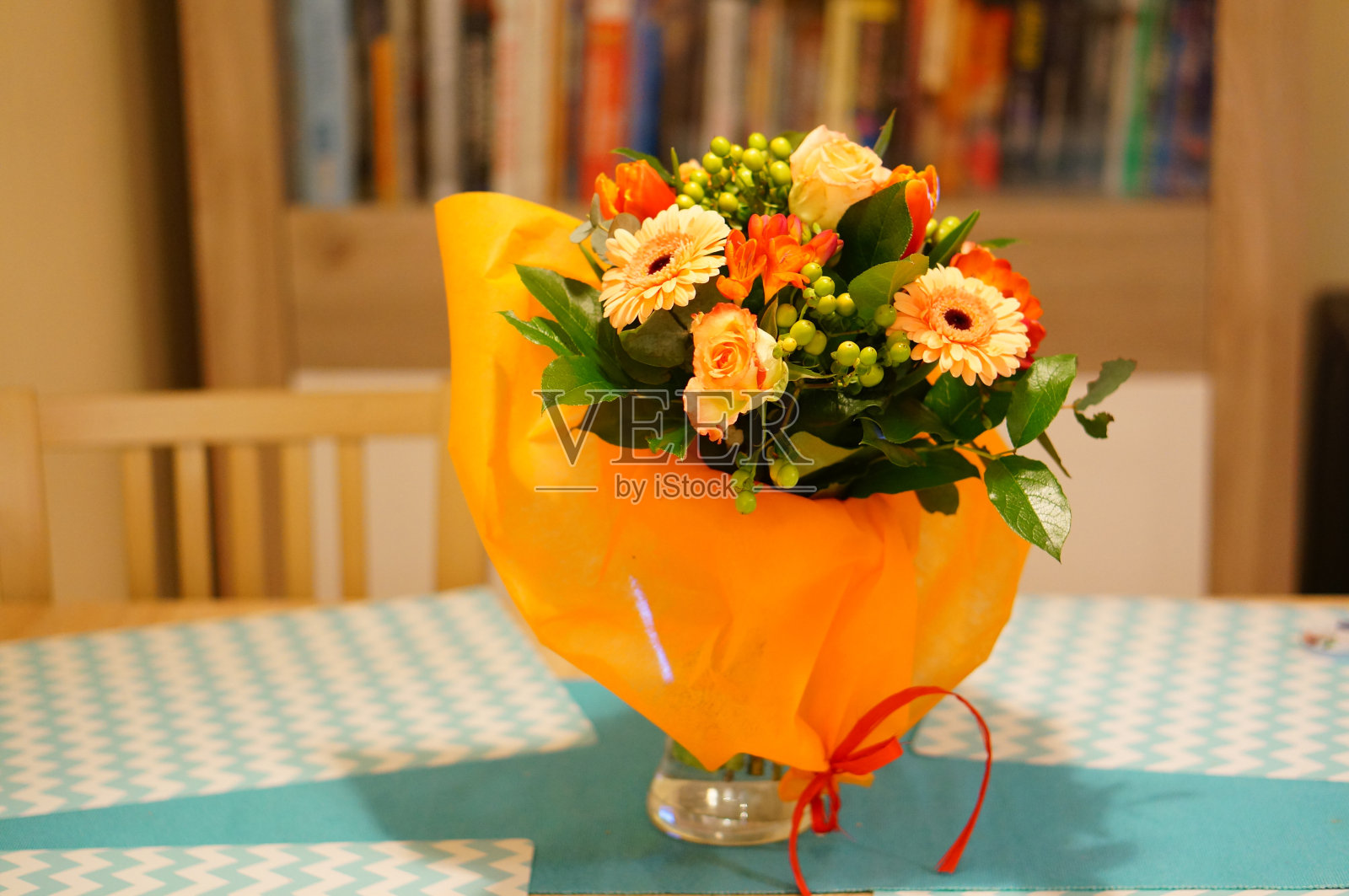 桌上的花束照片摄影图片