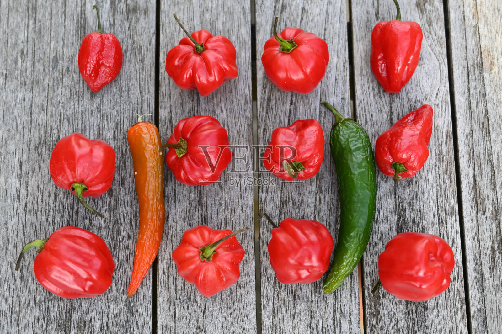 红辣椒作为木桌的背景照片摄影图片