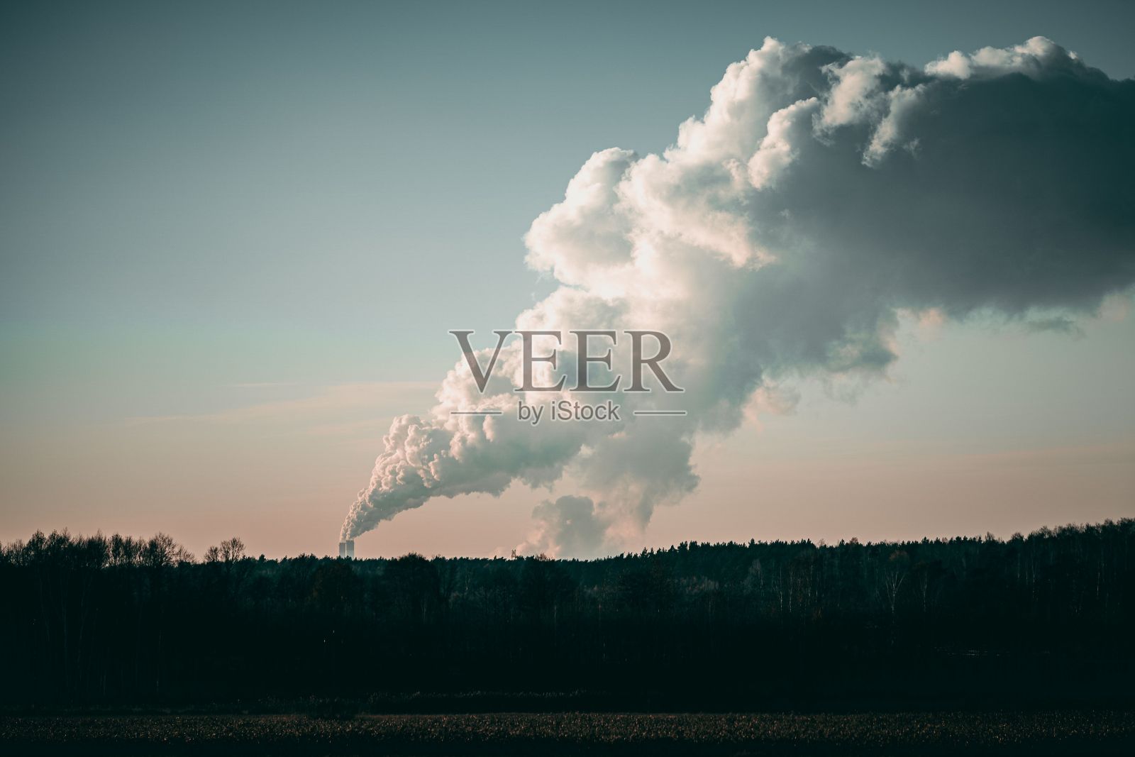 美丽的烟雾从乡村山谷的工业烟囱中冒出来照片摄影图片