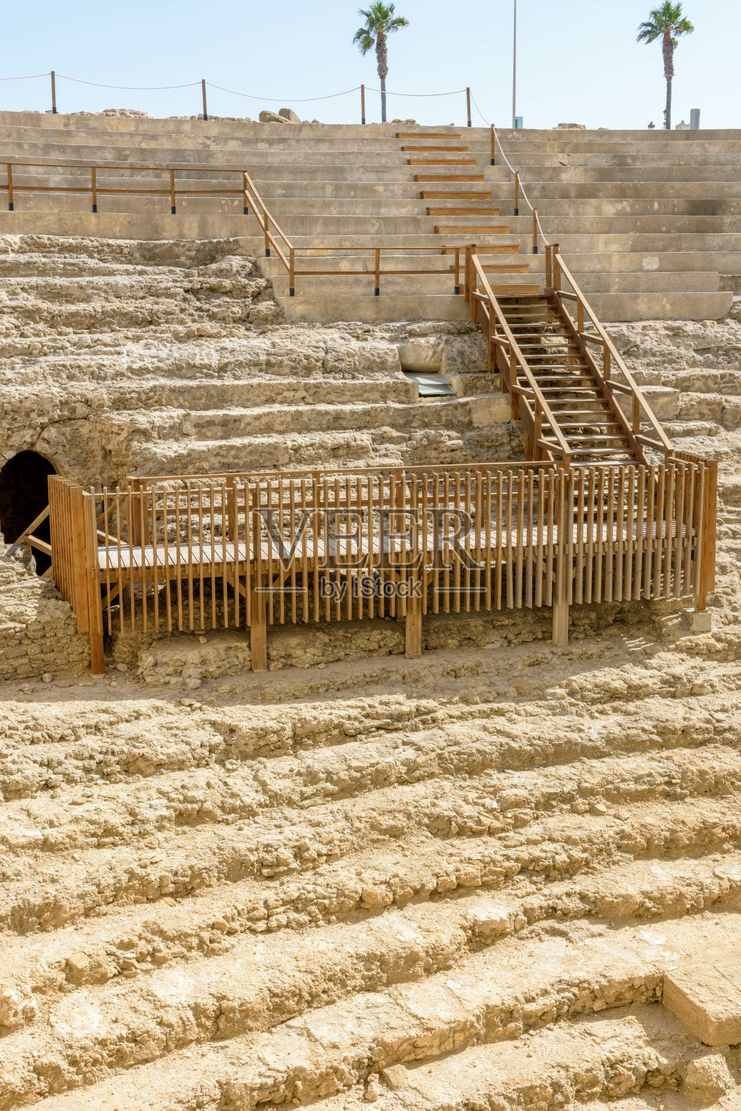 垂直拍摄的阳光和蓝天下的西班牙加的斯罗马剧院照片摄影图片