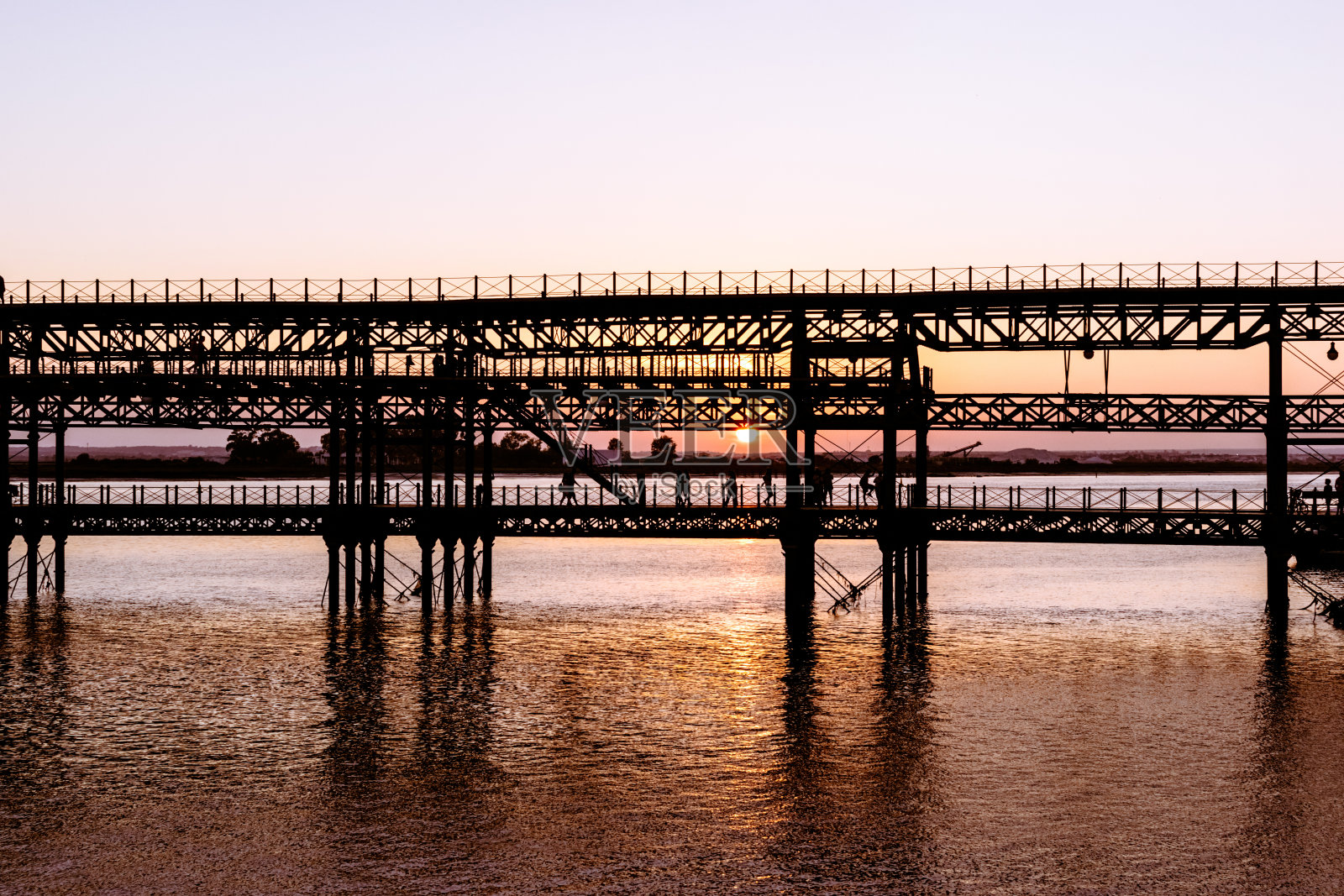 夏天日落时分的Huelva矿物码头照片摄影图片