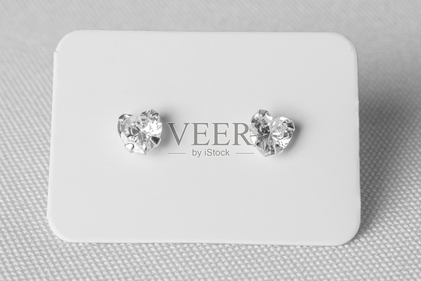 时尚的银耳环珠宝与宝石。白色背景。照片摄影图片