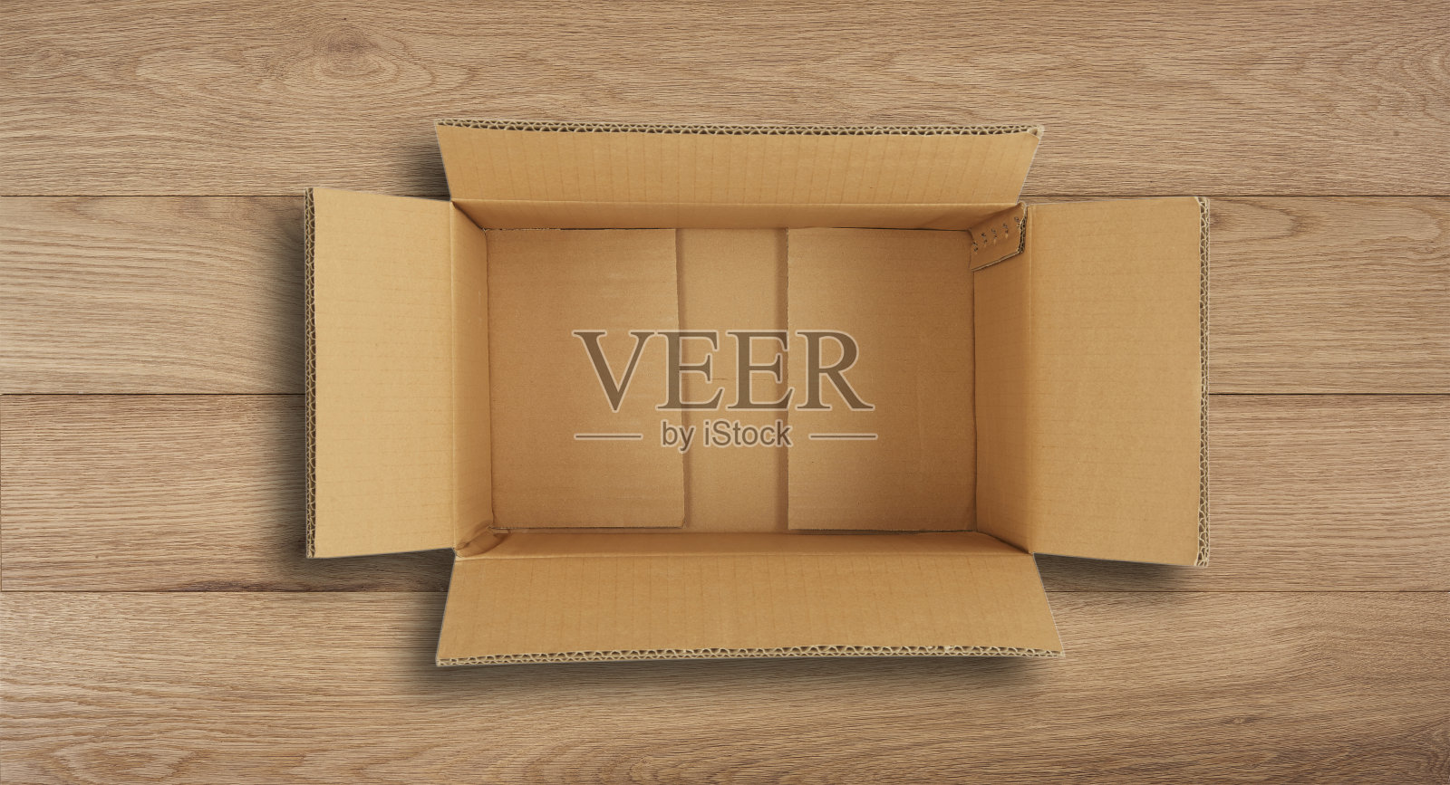 纸板箱上的木质背景与阴影。照片摄影图片