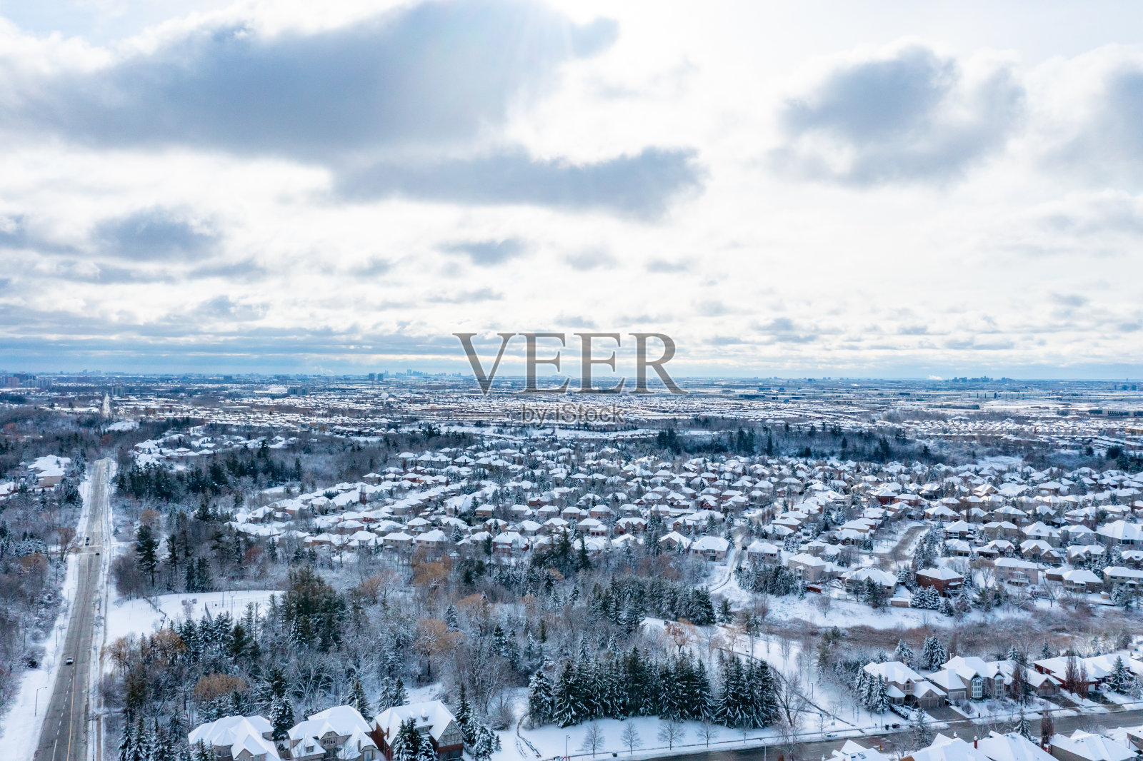 加拿大伍德布里奇，卢瑟福路和伊斯灵顿大街的冬季邻里博伊德公园照片摄影图片