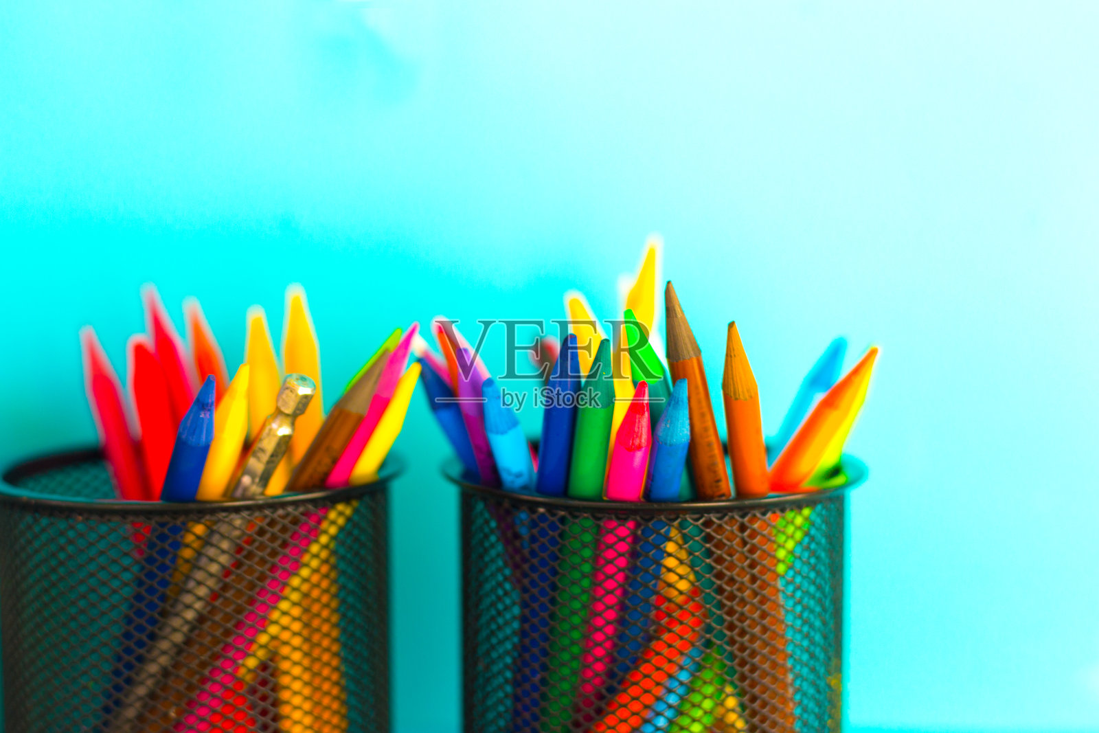 彩色蜡笔容器，蓝绿色背景，复制空间照片摄影图片