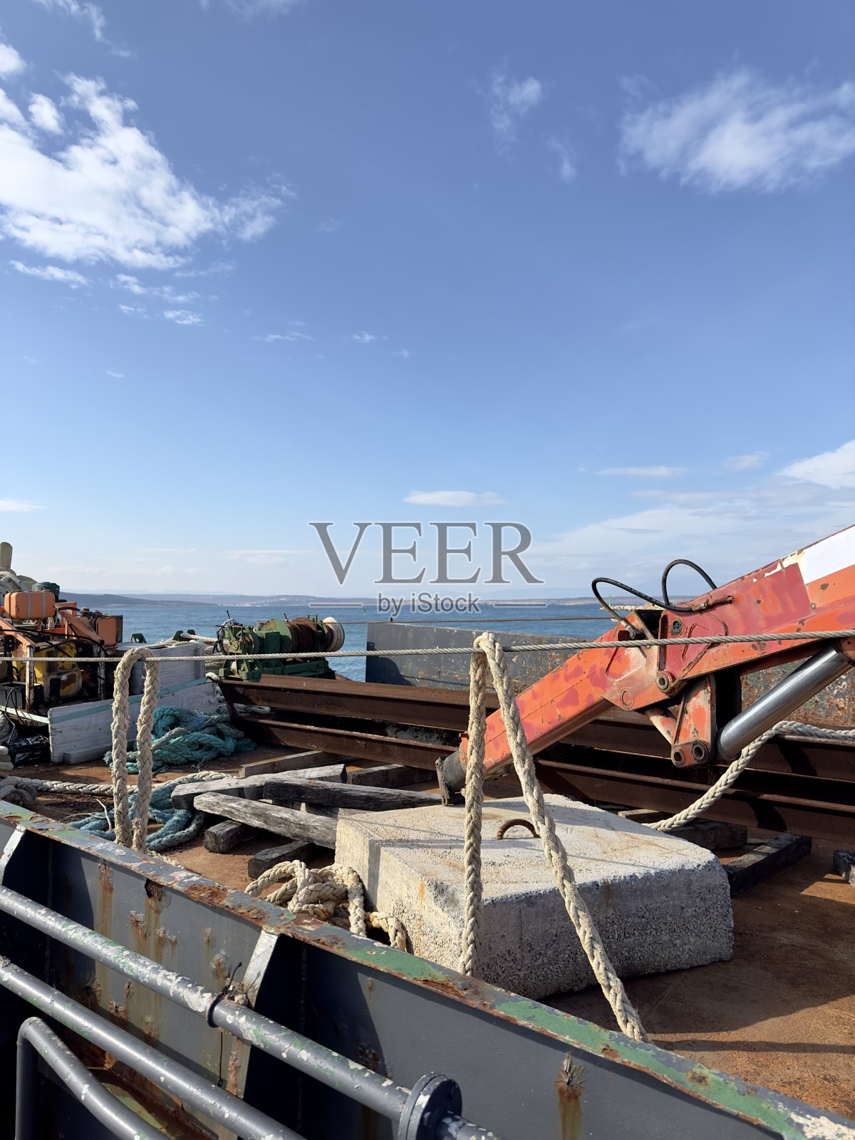 带起重机的驳船照片摄影图片