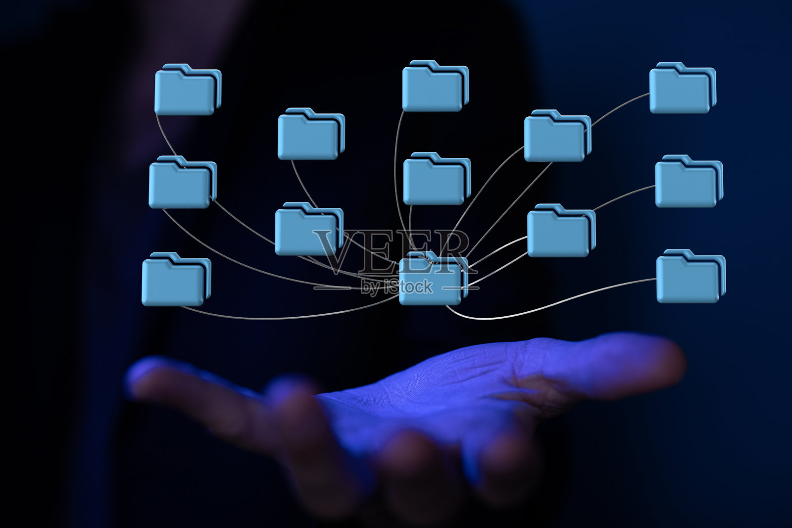 手持文件夹图标——云计算的概念照片摄影图片