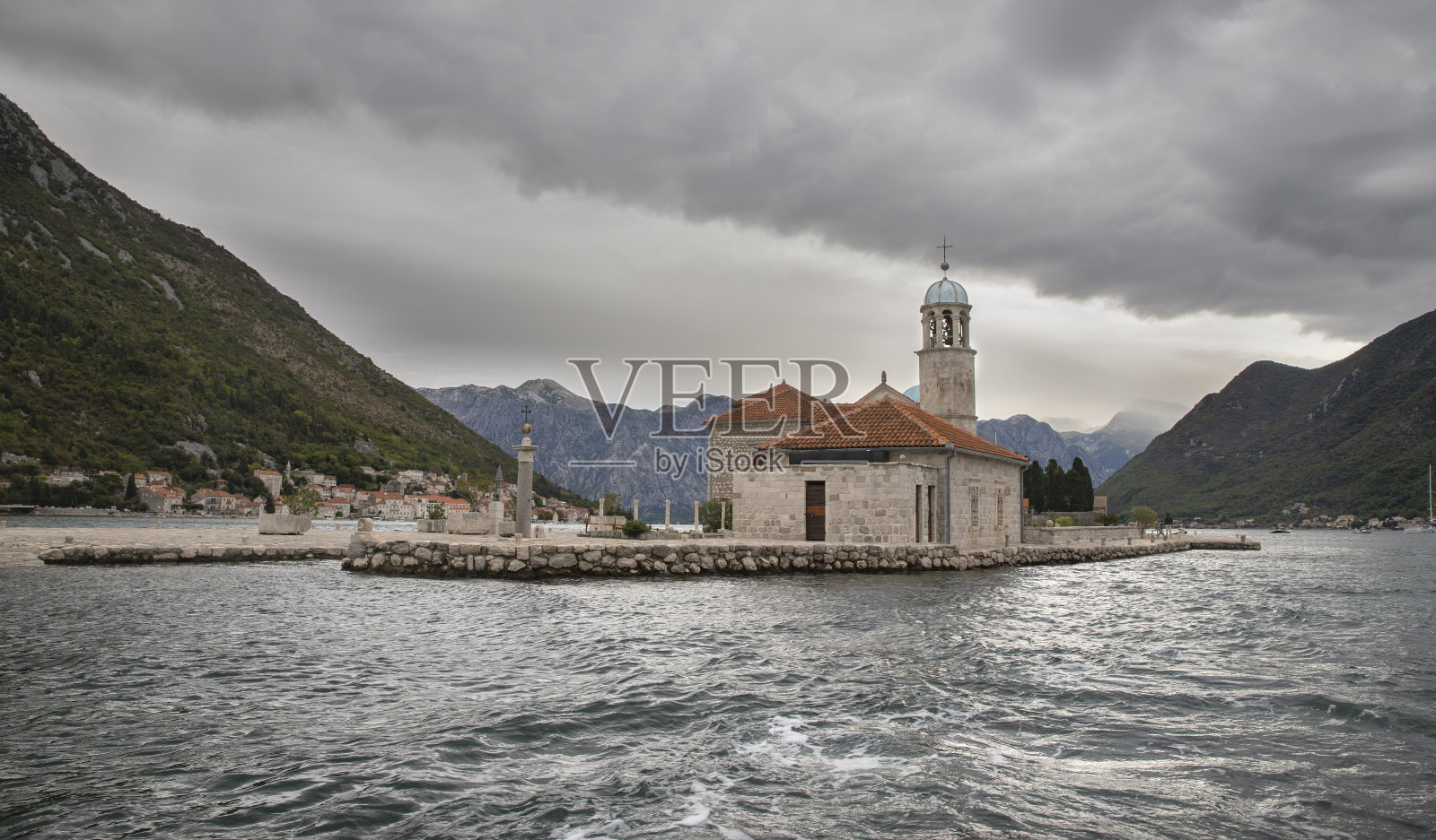 佩拉斯特黑山城的老城区和船只照片摄影图片