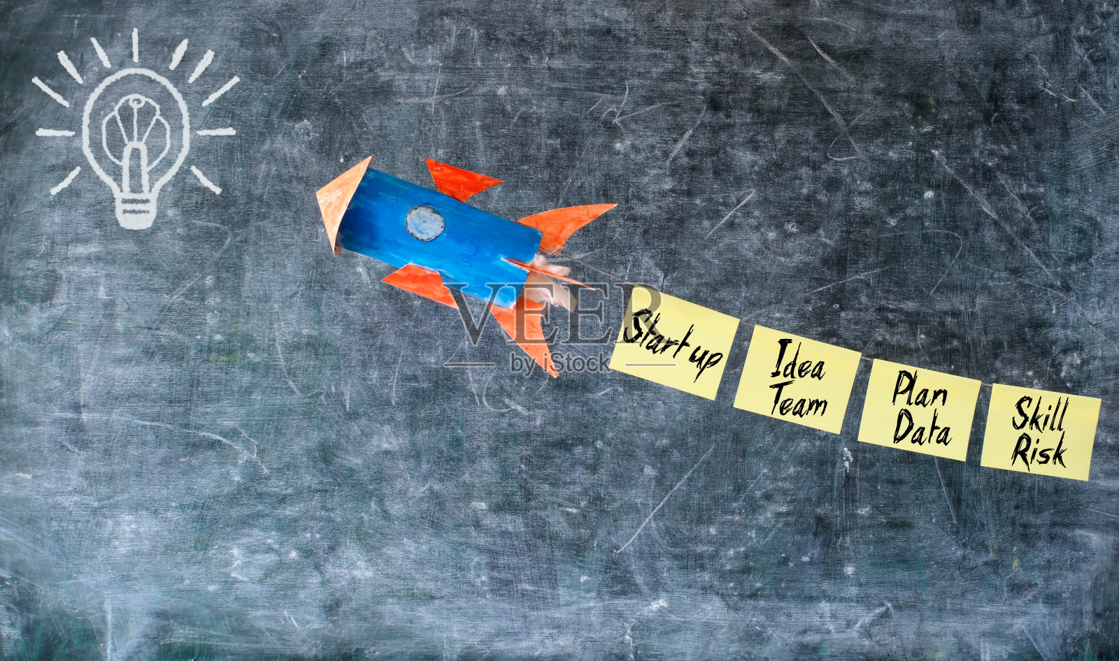 经营理念，创业，创新，成功。发射火箭飞船加上在黑板背景上有商业线索的笔记。免费拷贝空间。照片摄影图片