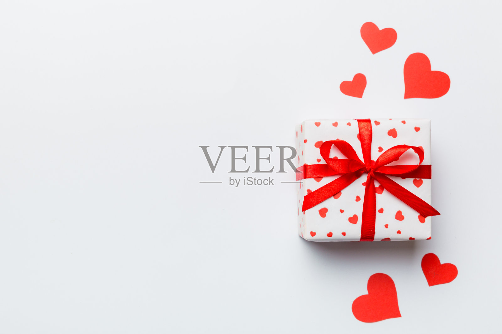 情人节作文:红色礼盒上有蝴蝶结和爱心。圣诞礼物。从上面看。文本空格。节日贺卡照片摄影图片