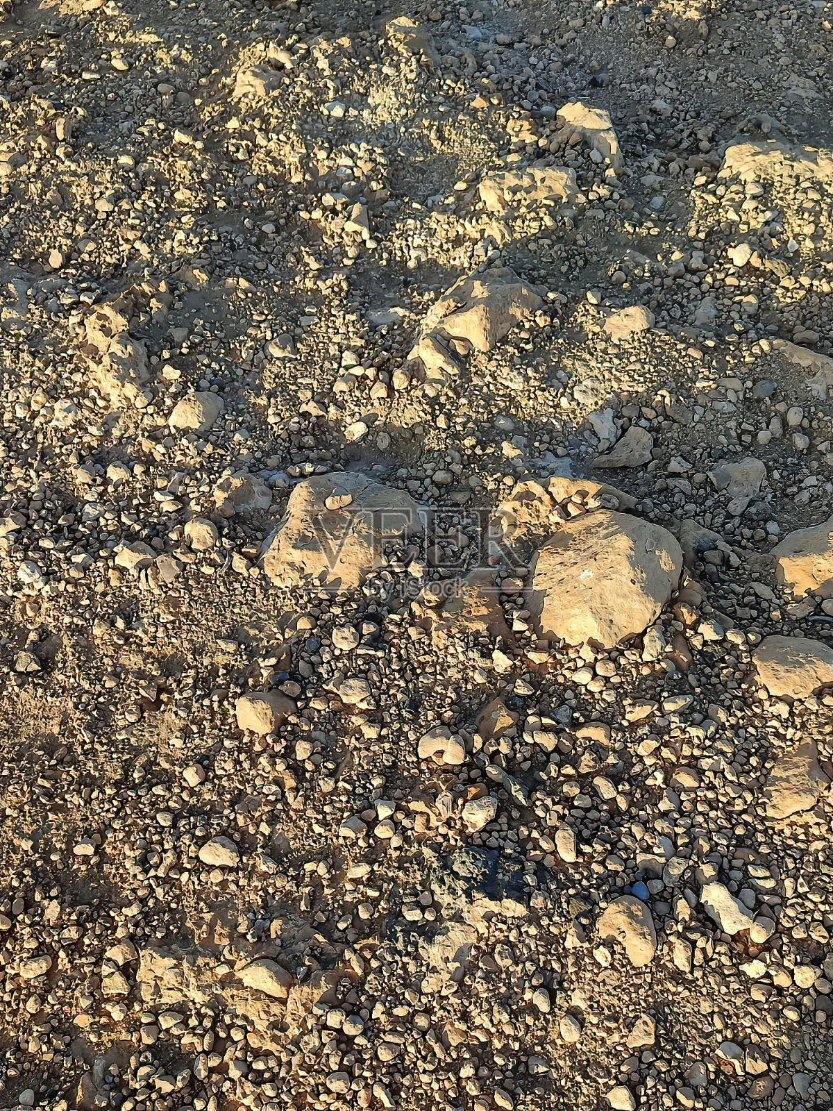 小岩石的纹理。道路上岩石的抽象背景。照片摄影图片