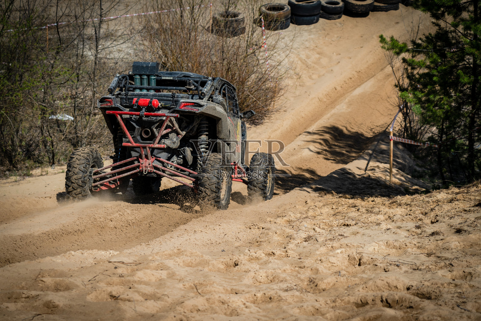 UTV, ATV越野行驶在沙质开阔地带。童车极限骑行照片摄影图片