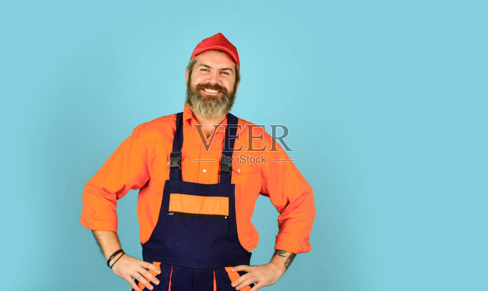 工程和工业建筑。修复广告。建筑工人或泥水匠。穿着制服的成熟修理工。工头穿工作服。穿着工作服的工人。穿着工作服的建筑工照片摄影图片