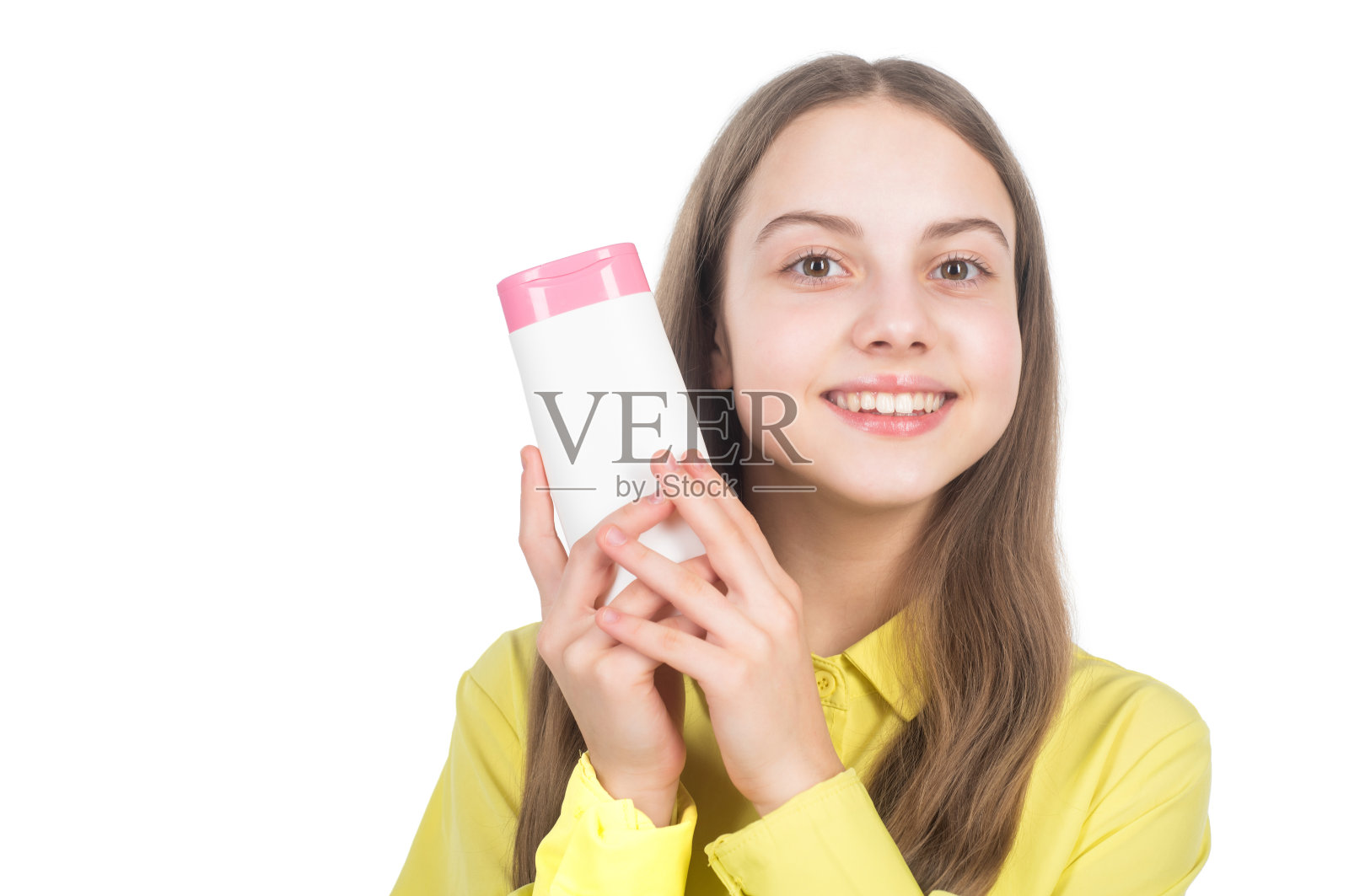 快乐的孩子呈现洗发水瓶孤立在白色复制空间，呈现产品。照片摄影图片