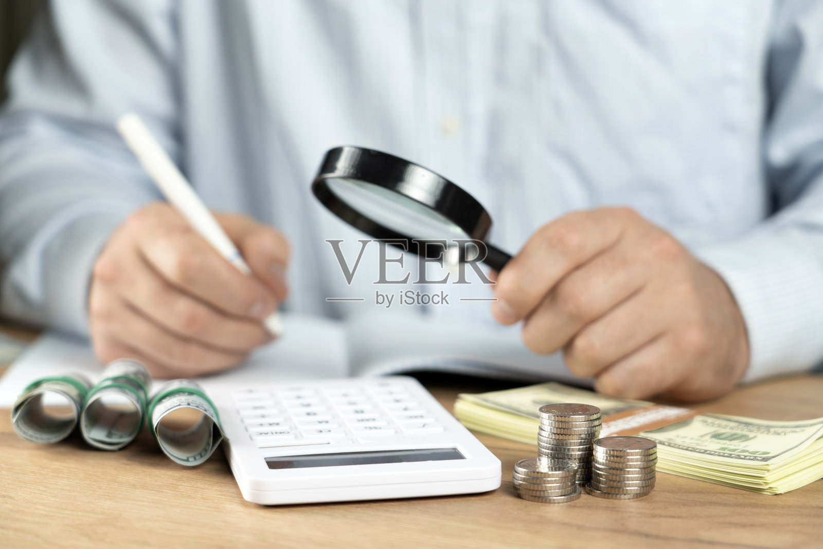 商业会计概念，商人使用计算器与电脑笔记本电脑，预算和贷款纸在办公室..照片摄影图片