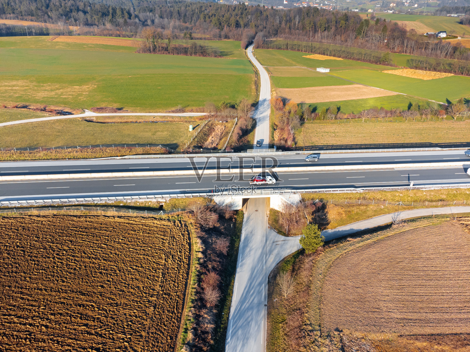 深秋的公路立交桥。无人机鸟瞰图照片摄影图片