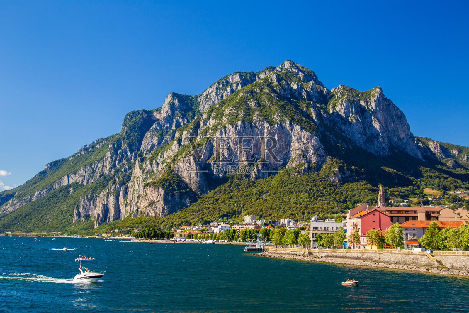 意大利北部科摩湖东南岸的莱科市的山景。照片摄影图片