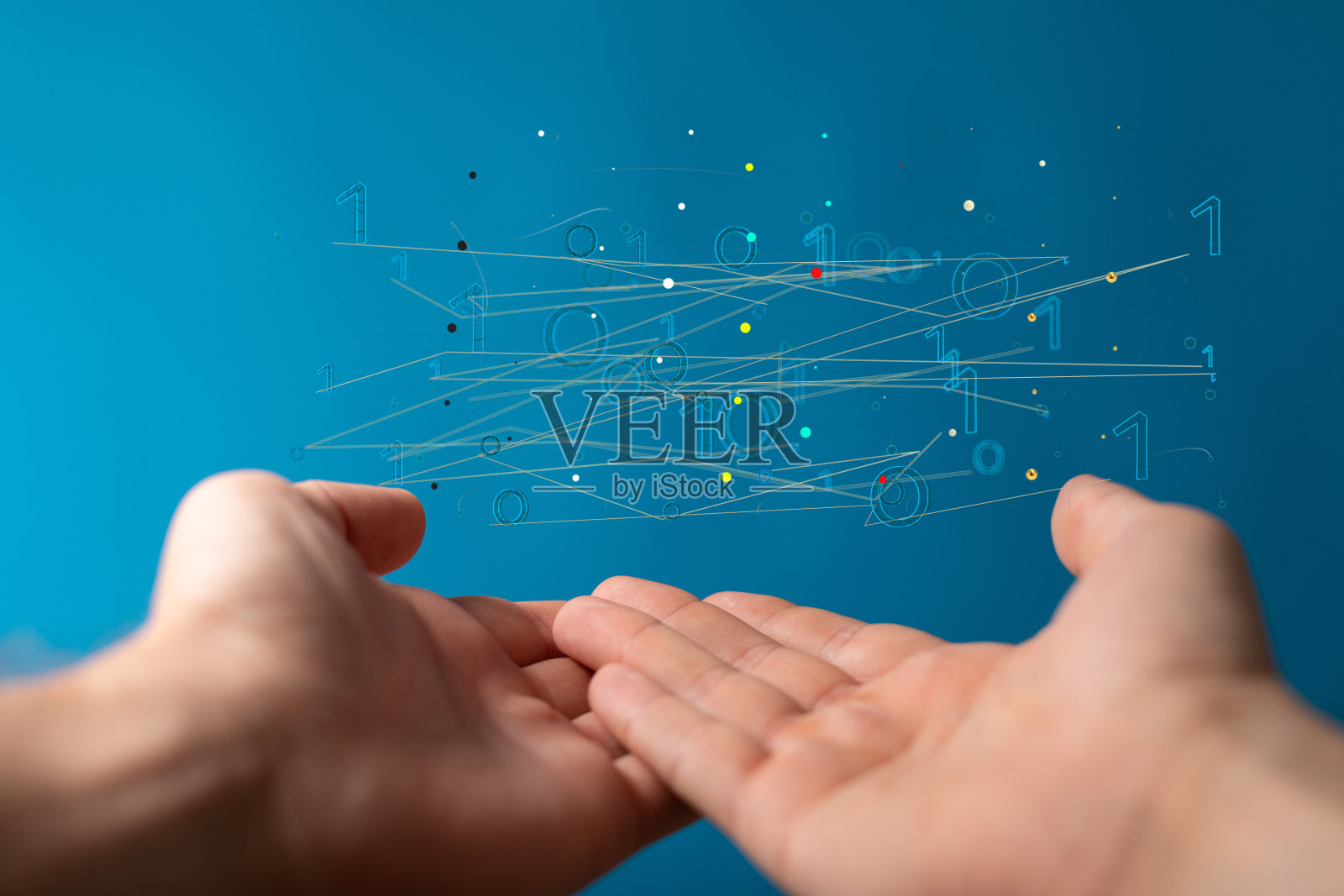 漂浮在蓝色背景的手上方的虚拟情报连接照片摄影图片