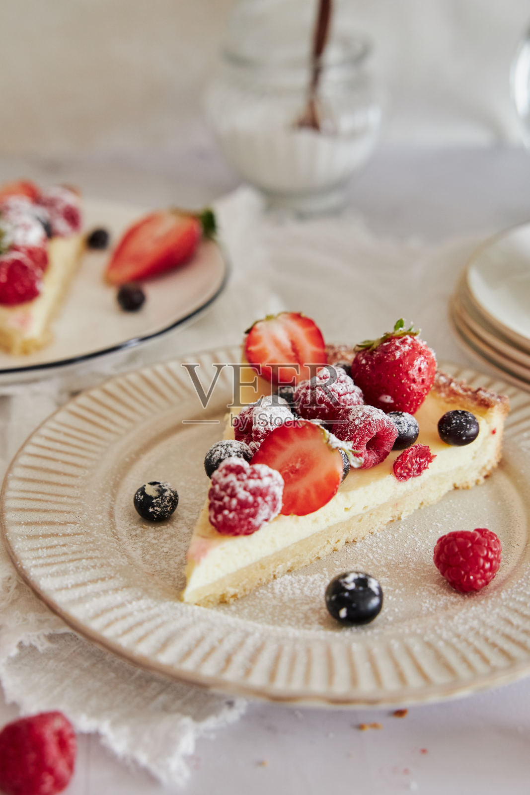 在盘子里有一块美味的芝士蛋糕，上面有新鲜的浆果照片摄影图片