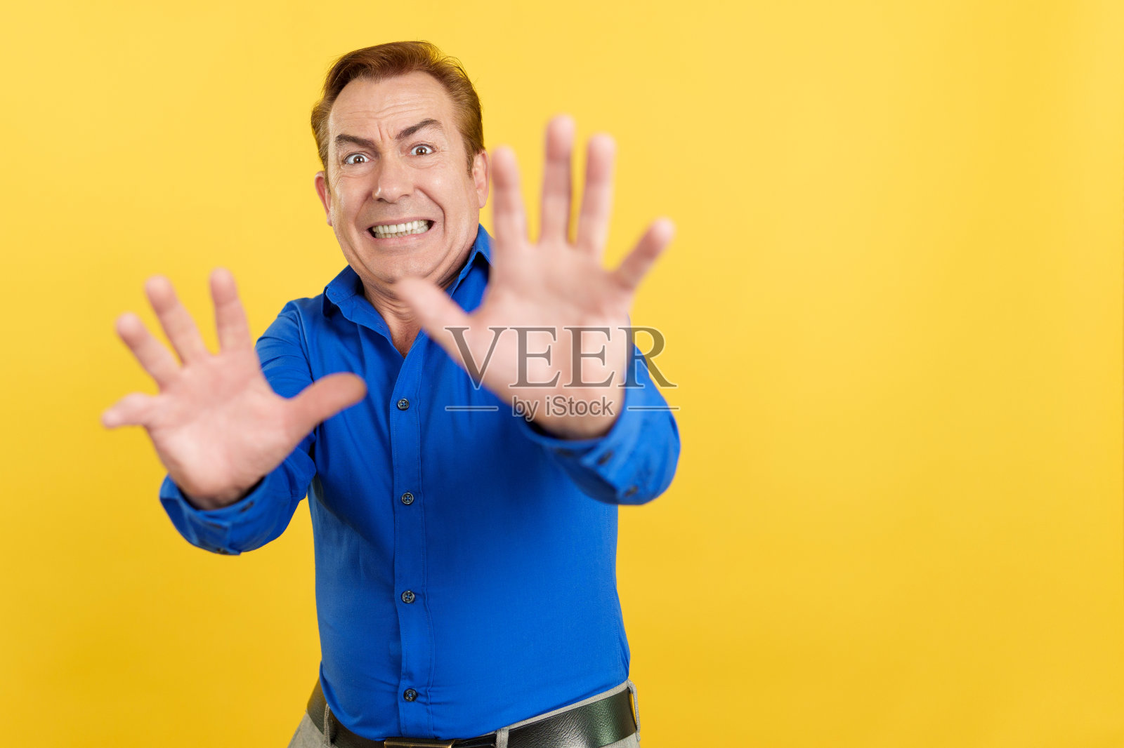 成熟的男人在恐惧中用手做手势照片摄影图片