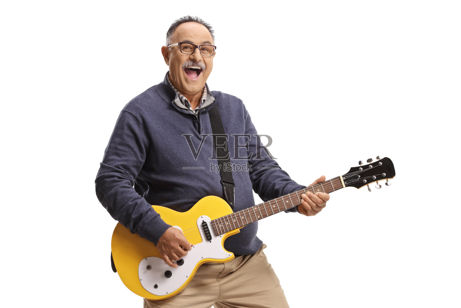 充满活力的中年男子弹吉他照片摄影图片