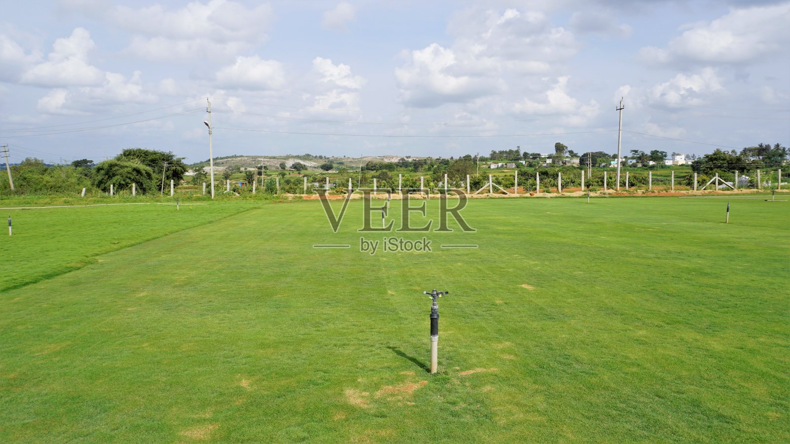 完全生长的草坪，准备培育。班加罗尔郊区的耕地。照片摄影图片