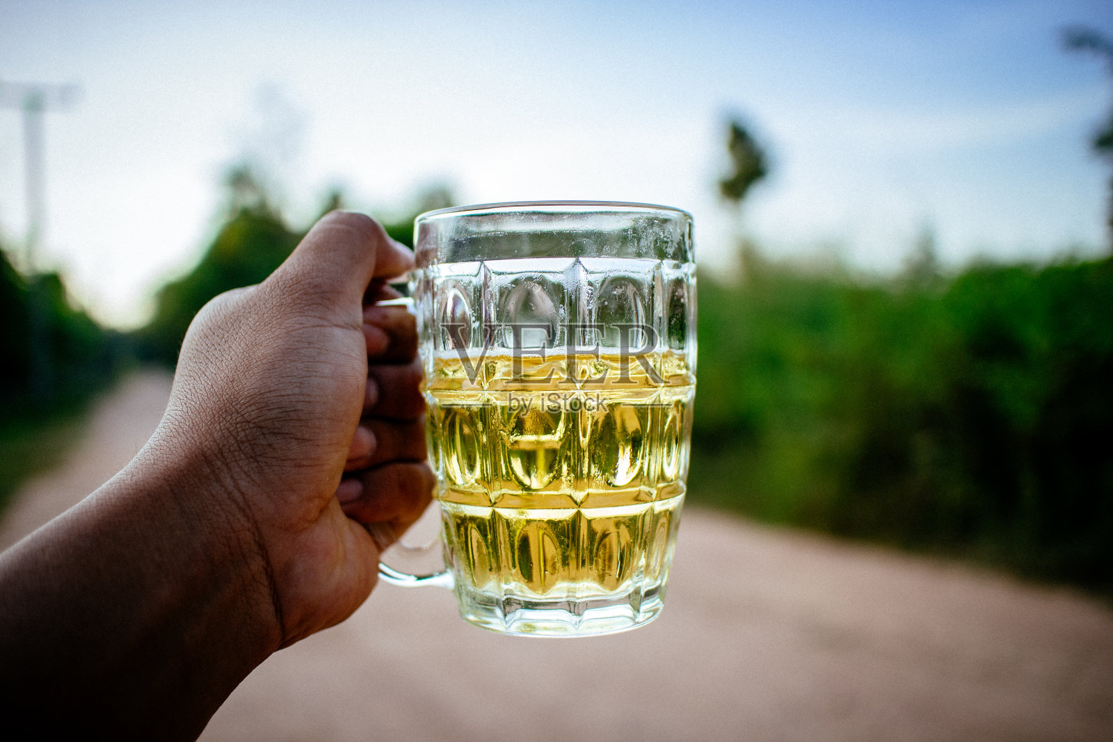 拿着一杯啤酒照片摄影图片