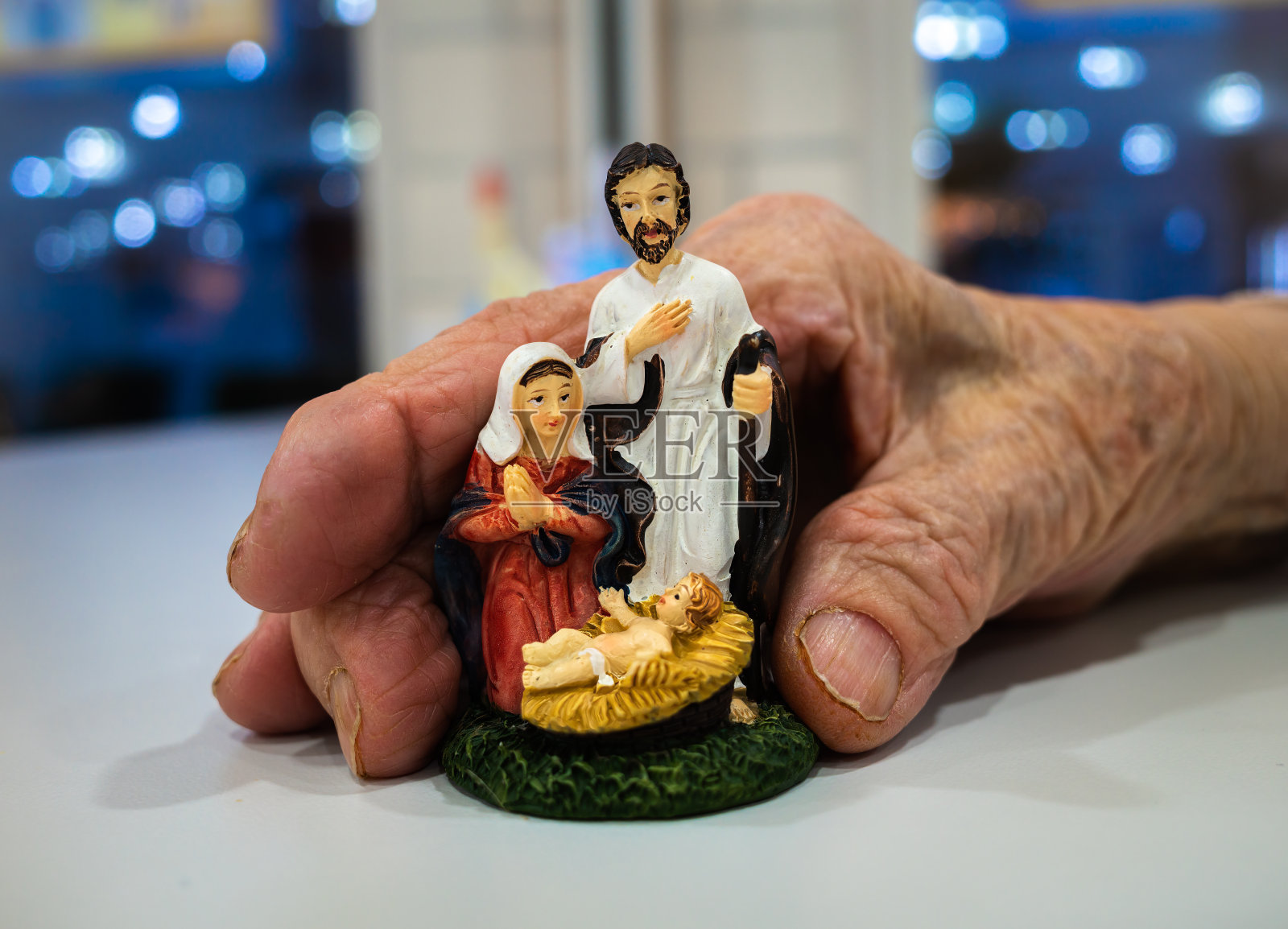 一个老妇人手里的耶稣诞生场景照片摄影图片