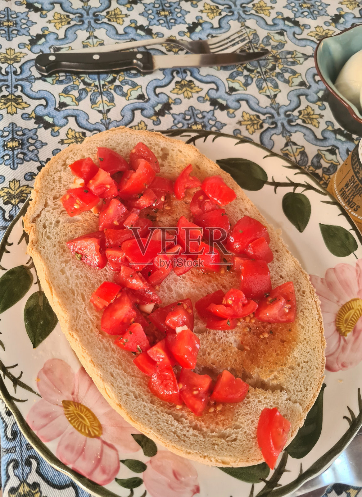 一盘意式烤面包，配番茄、罗勒、油和大蒜照片摄影图片