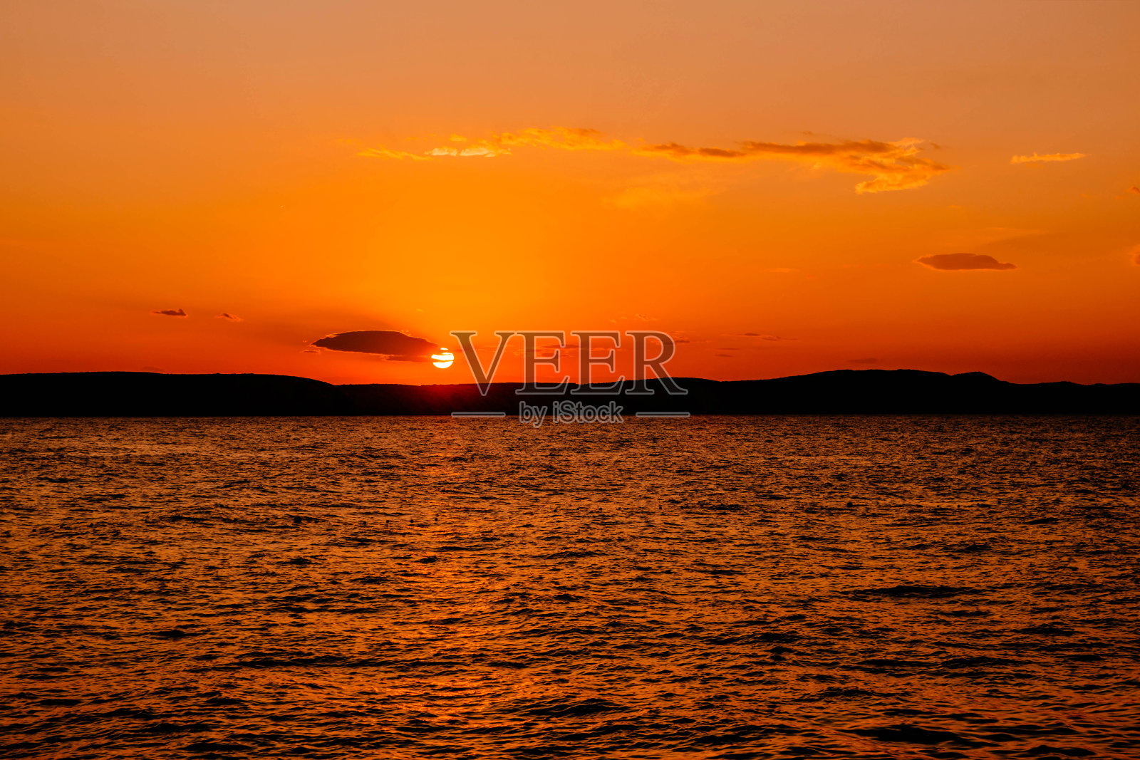 宁静的湖面上美丽的日落照片摄影图片