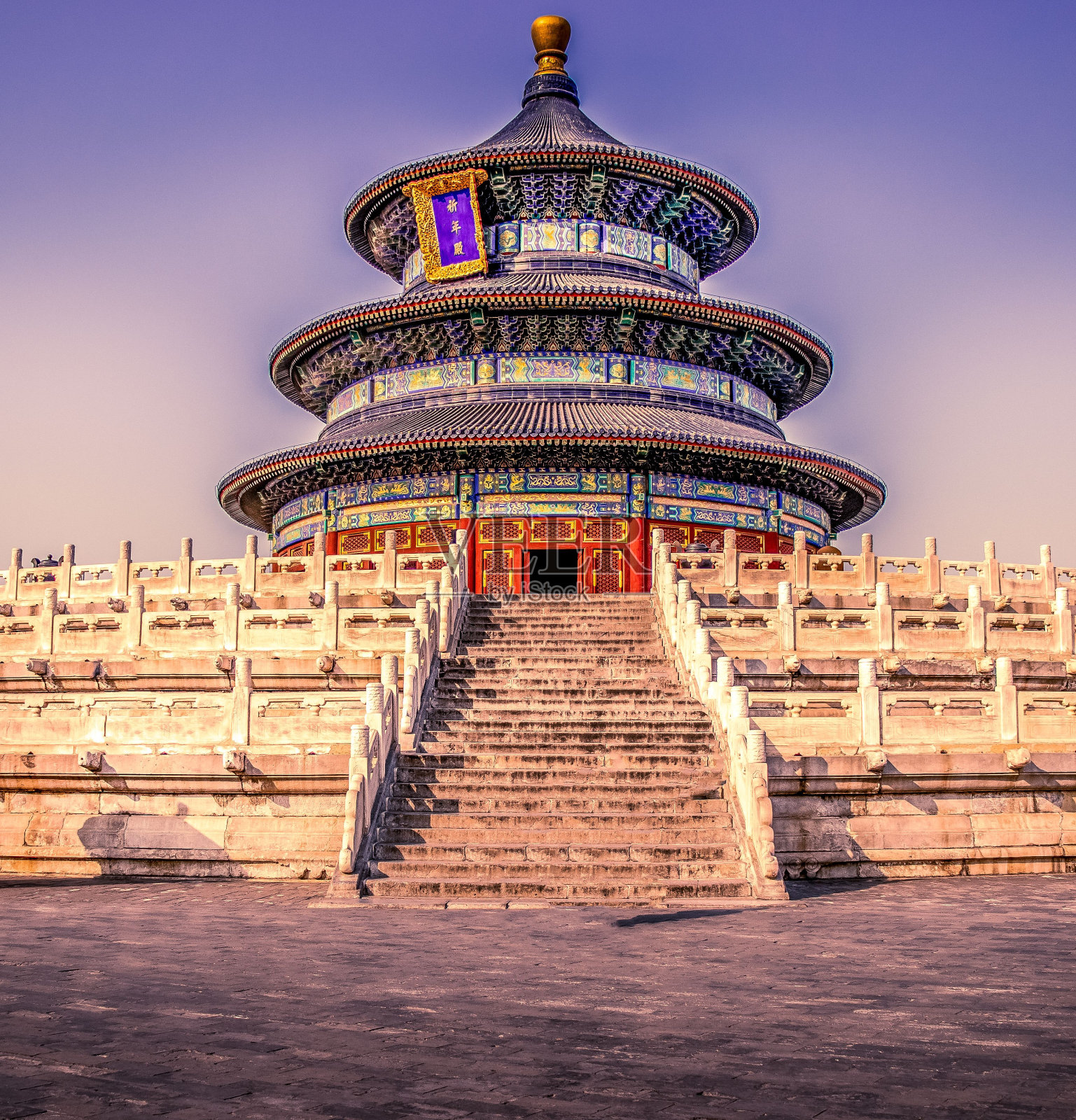 楼梯通往一座历史悠久的寺庙照片摄影图片