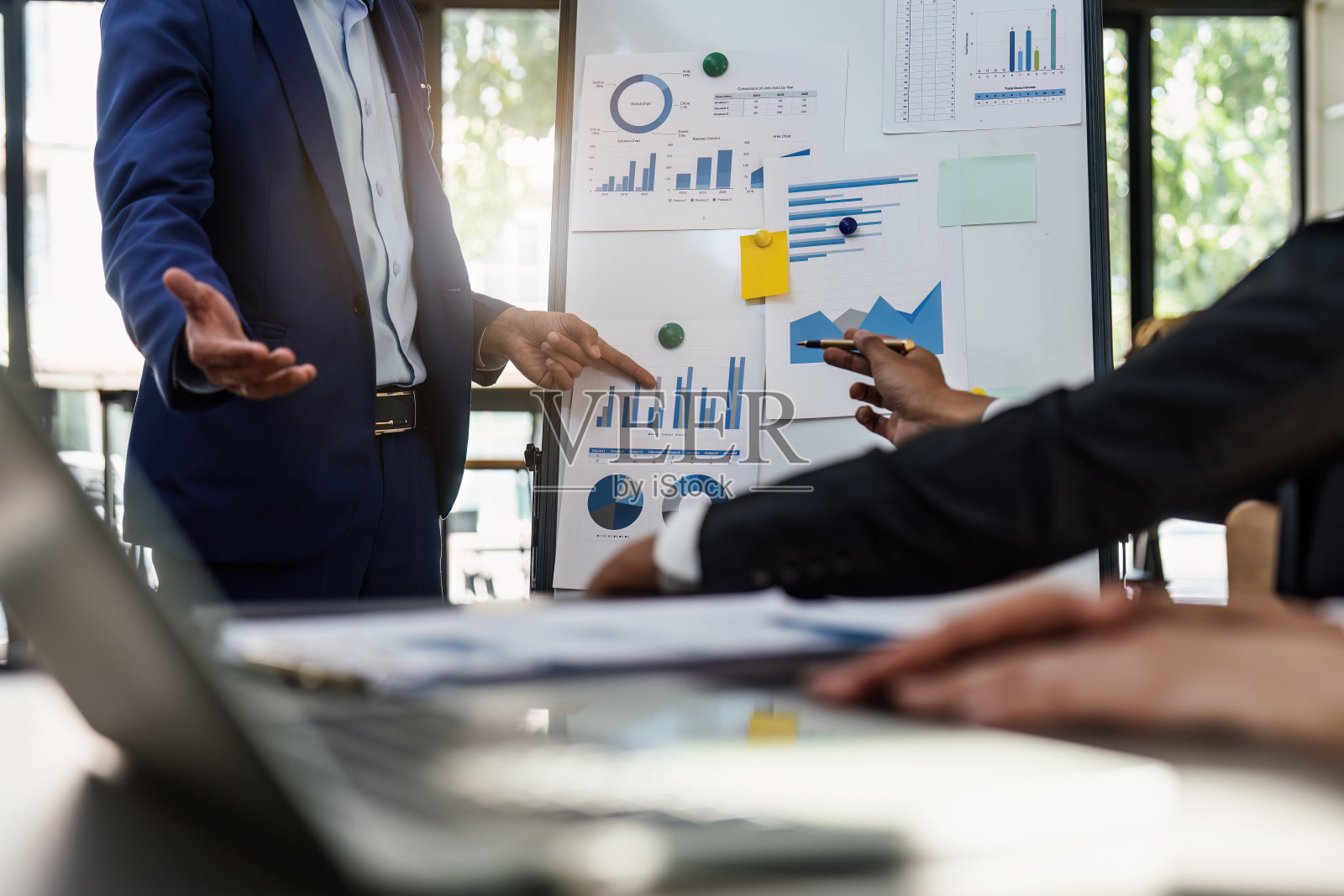 生意上的握手。成功的商人在成交后握手。完成会议概念照片摄影图片