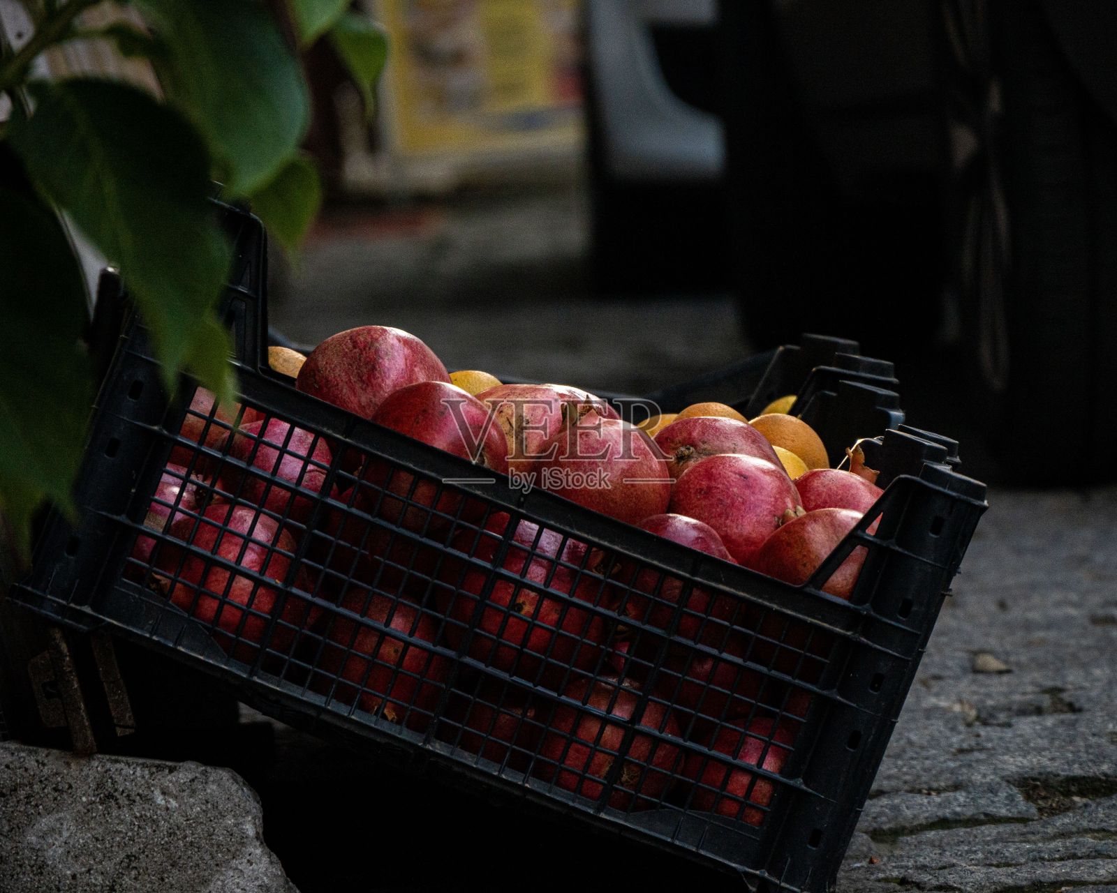 一串石榴的特写照片摄影图片