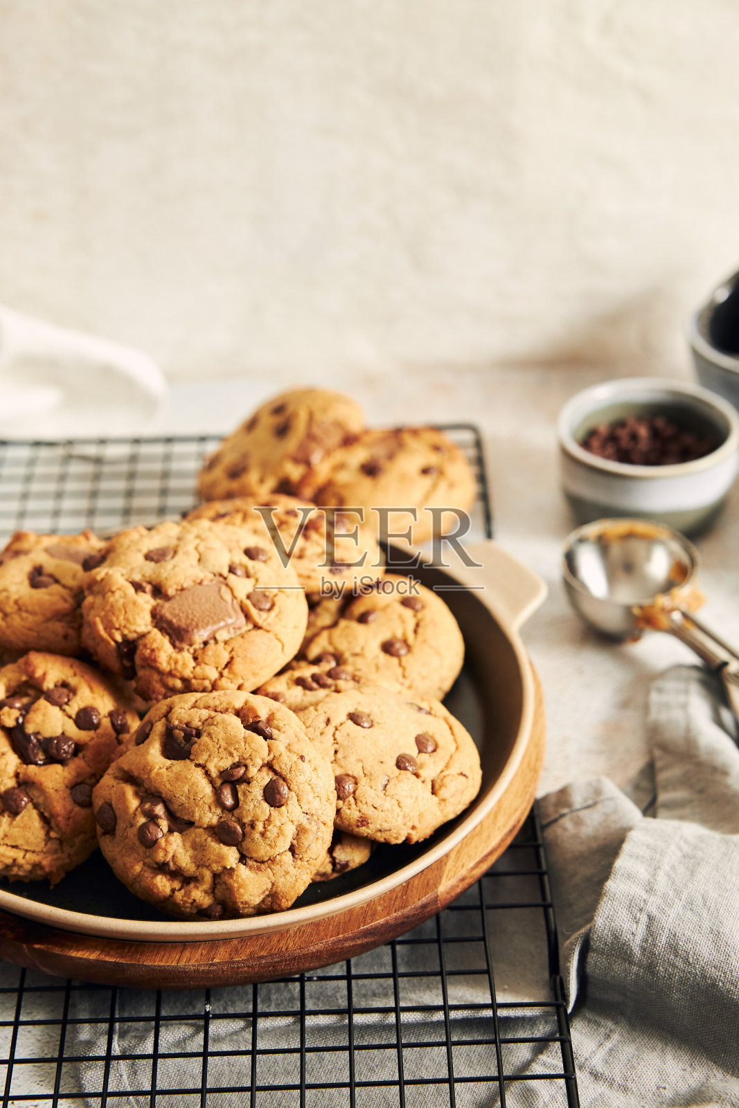 垂直拍摄的美味巧克力饼干网格在一个白色的桌子上照片摄影图片