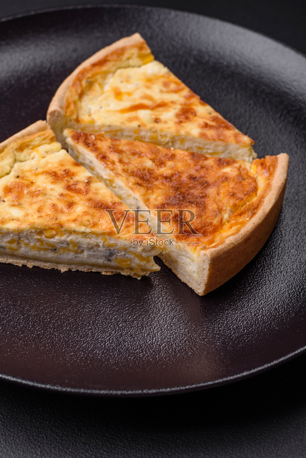 漂亮美味的乳蛋饼，四种奶酪，香料和香草照片摄影图片