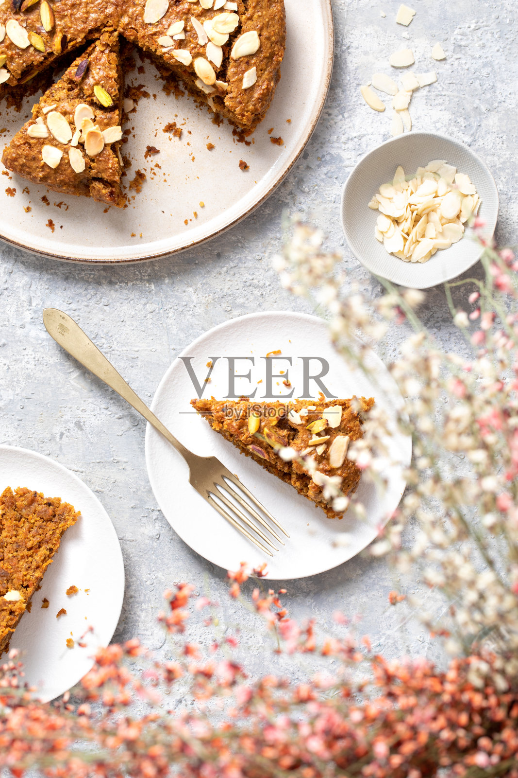 俯视图的美味自制磨碎派装饰杏仁和开心果花瓣照片摄影图片