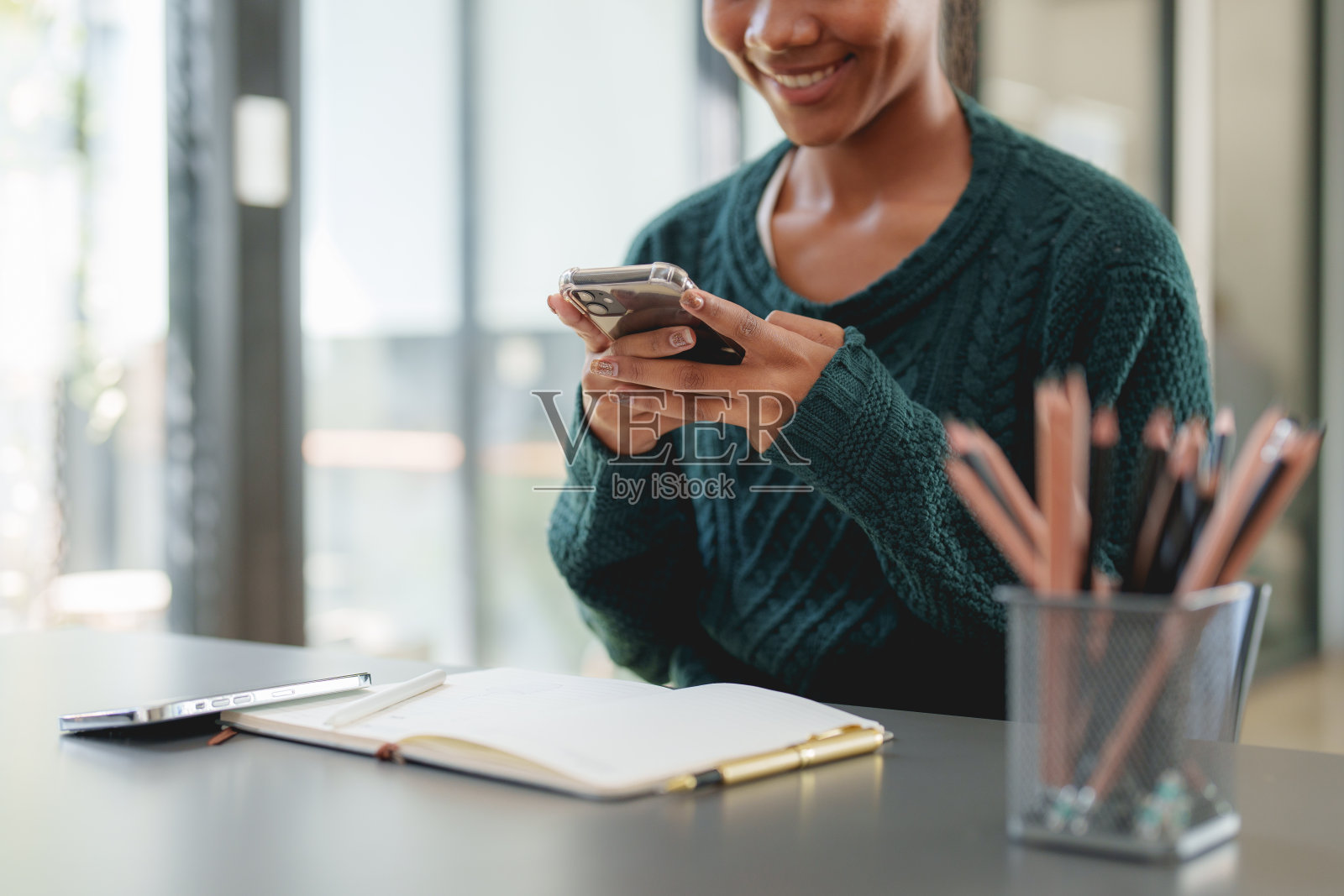 聪明的亚洲商业女性在办公室微笑。房地产、律师、非营利组织、市场营销照片摄影图片