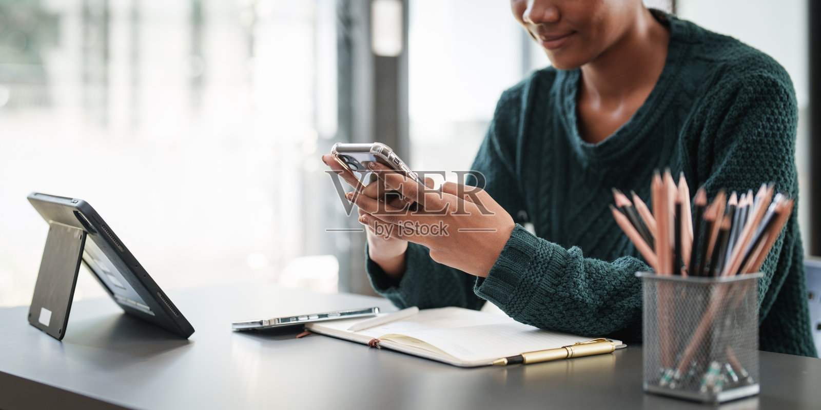 聪明的亚洲商业女性在办公室微笑。房地产、律师、非营利组织、市场营销照片摄影图片