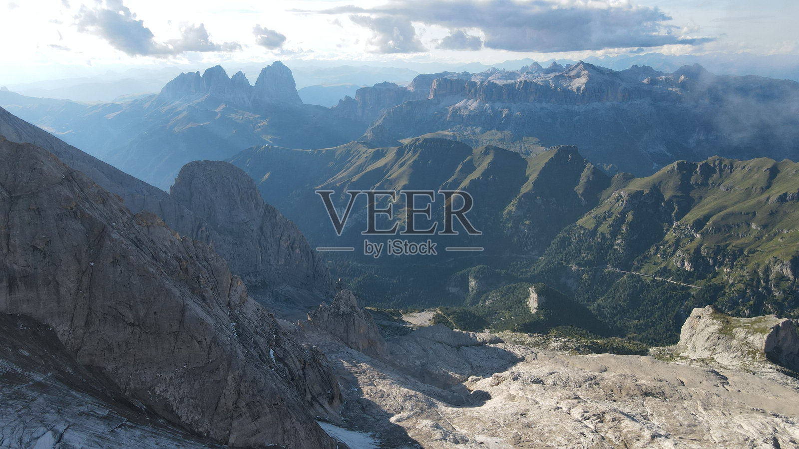 意大利马尔莫拉达山的空中风光和白云石山脉的绿色植被照片摄影图片