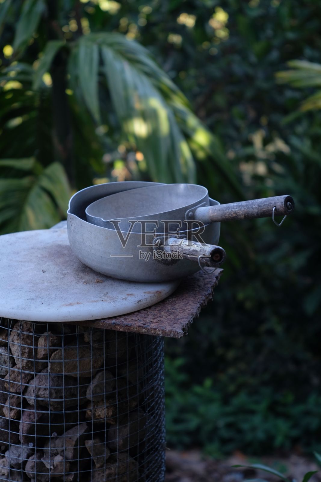 水勺在石头上的特写照片摄影图片