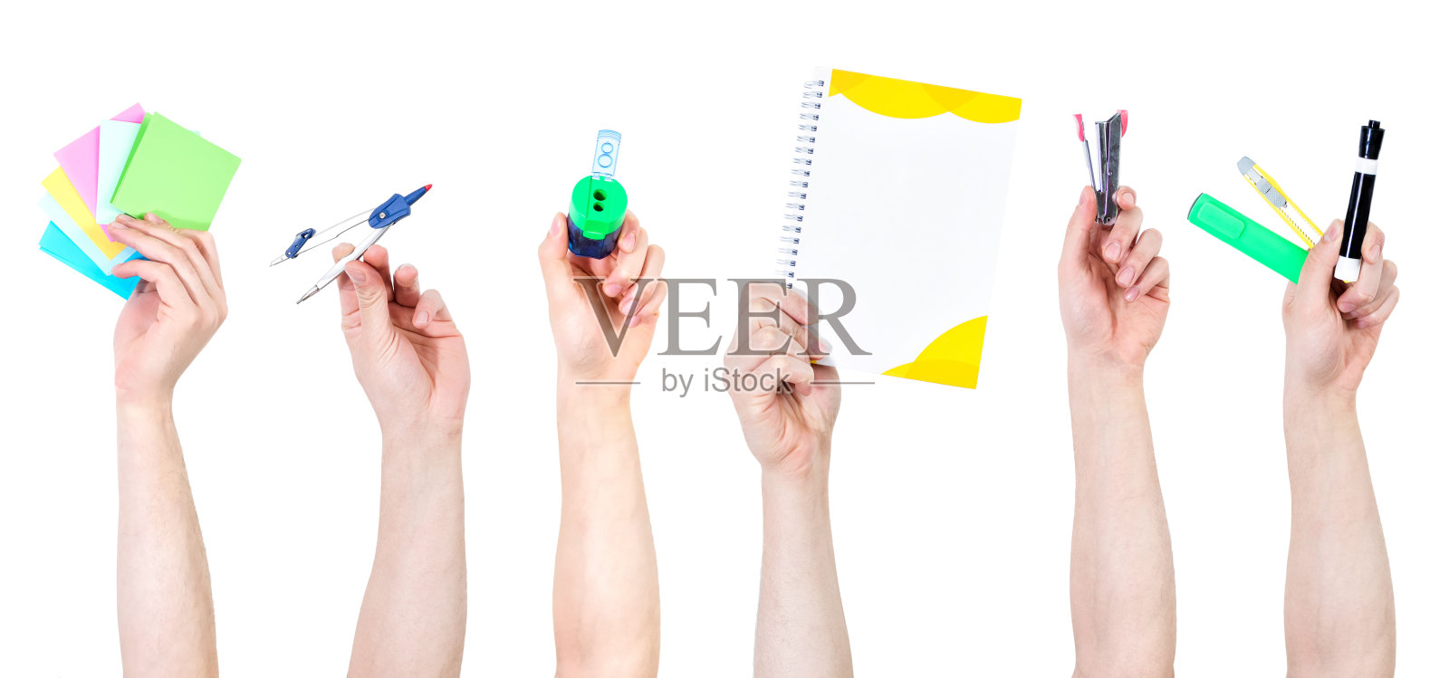 一排举起的手臂拿着不同的办公用品和学习用品，孤立在白色背景上。照片摄影图片